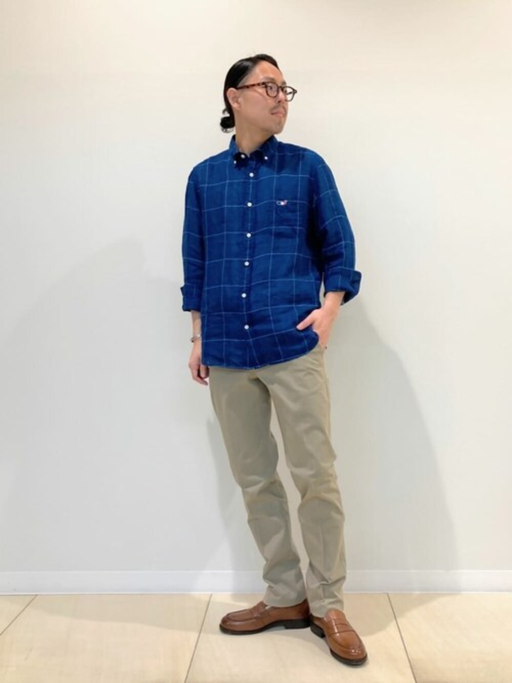 ブルー系のシャツ/ブラウス、ベージュ系のその他パンツ、ブラック系のローファーを着用したメンズの春コーディネートの1枚目の写真
