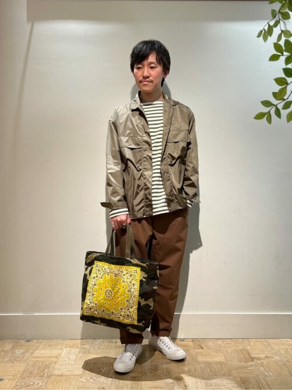 「ミリタリー、カモフラ、大人カジュアル、ワイドパンツ、アースカラー、ナイロンジャケット、カモ柄、きれいめカジュアル、ボーダートップス、カジュアルコーデ」｜「NOLLEY'S goodmanのLIMONTA×KOMATSU ナイロン ミリタリーシャツブルゾン（ブルゾン、グリーン系）」を使った、NOLLEYS MENS stylingさん（メンズ・168cm）の春コーディネートの1枚目の写真
