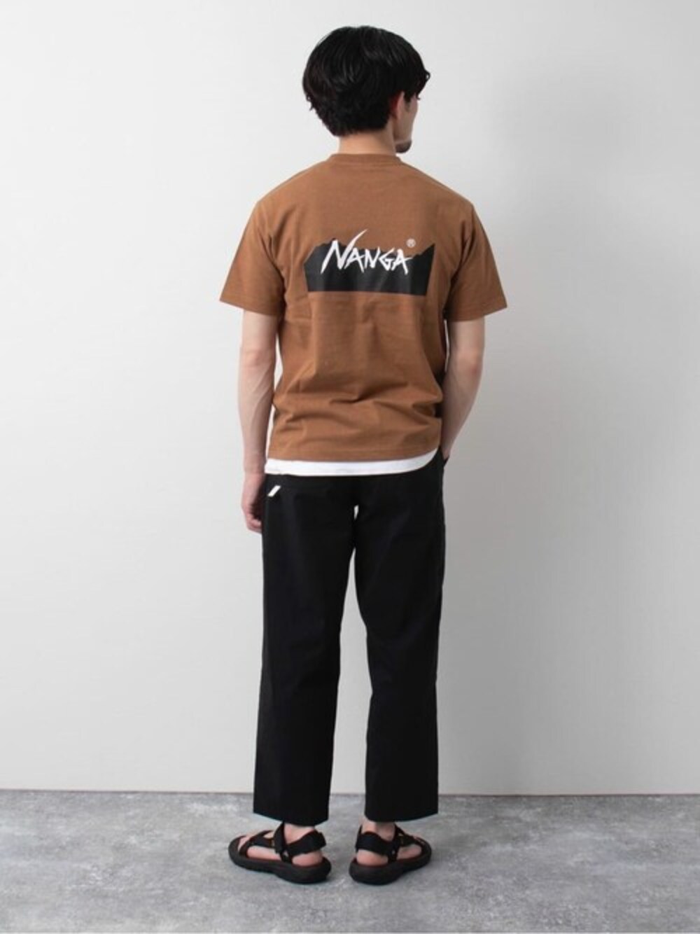 イエロー系のTシャツ/カットソー、ブラック系のその他パンツを着用したメンズの夏コーディネートの1枚目の写真