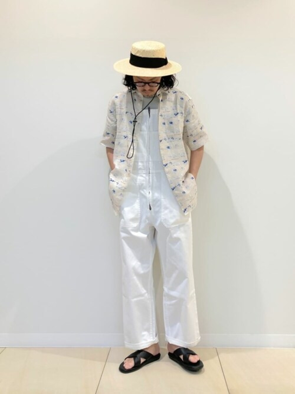 「ワントーンコーデ、オーバーオール、レイヤードスタイル、休日スタイル、ラフ、ホワイトコーデ、リラックススタイル、夏コーデ、リネンシャツ、カジュアルコーデ」｜「NOLLEY'S goodmanの【CLOFT/クロフト】 LINEN FLAG リネンシャツ フラッグ柄（シャツ/ブラウス、ベージュ系）」を使った、NOLLEYS MENS stylingさん（メンズ・174cm）の夏コーディネートの1枚目の写真