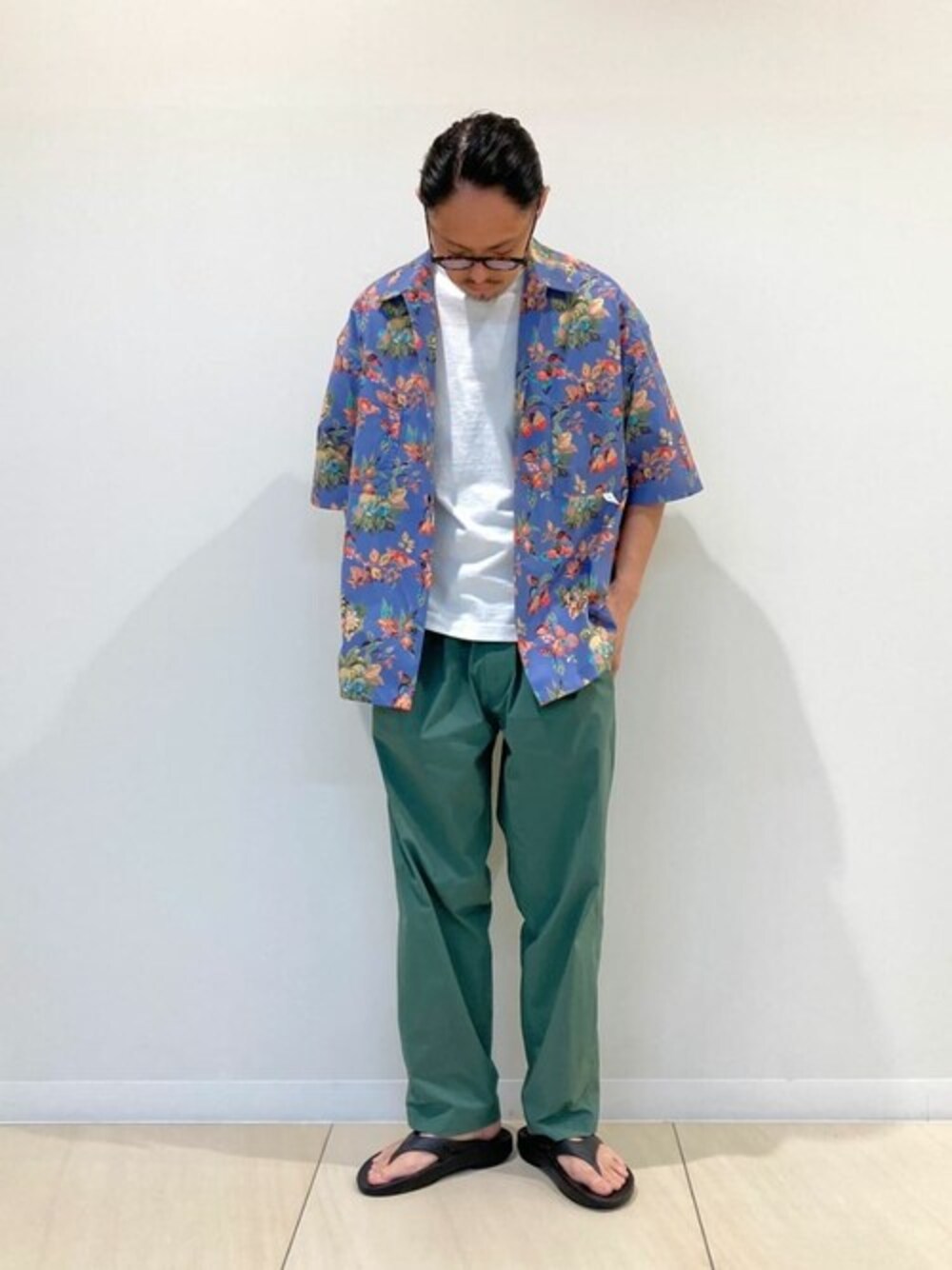 ブルー系のシャツ/ブラウス、ホワイト系のTシャツ/カットソー、グリーン系のその他パンツを着用したメンズの夏コーディネートの1枚目の写真