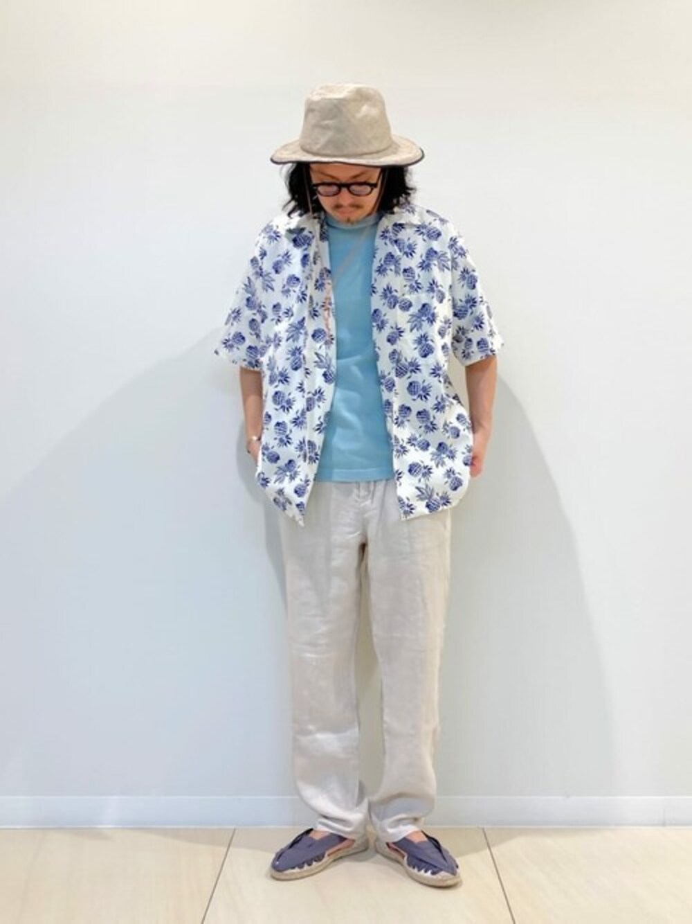 ホワイト系のシャツ/ブラウス、グレー系のその他パンツ、ブルー系のTシャツ/カットソーを着用したメンズの夏コーディネートの1枚目の写真