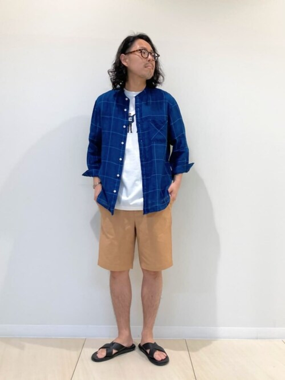 ブルー系のシャツ/ブラウス、ホワイト系のTシャツ/カットソー、オレンジ系のその他パンツを着用したメンズの夏コーディネートの1枚目の写真
