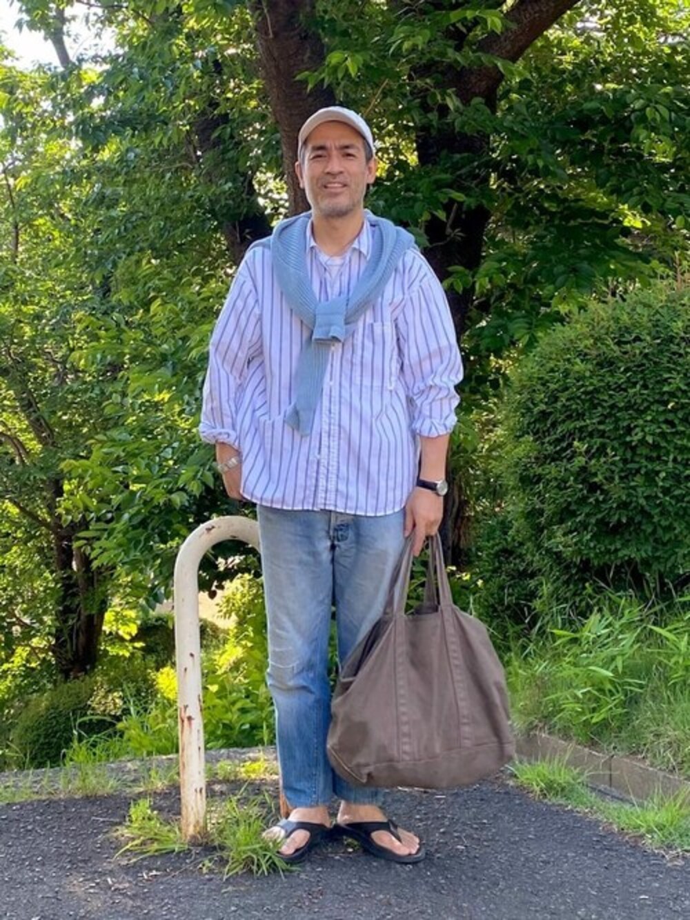 ホワイト系のシャツ/ブラウス、ホワイト系のTシャツ/カットソー、ブラック系のサンダルを着用したメンズの夏コーディネートの1枚目の写真