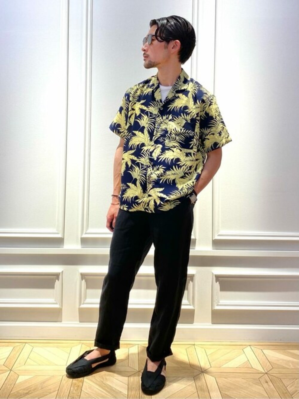 ブルー系のシャツ/ブラウス、ブラック系のその他パンツ、ホワイト系のTシャツ/カットソーを着用したメンズの夏コーディネートの1枚目の写真