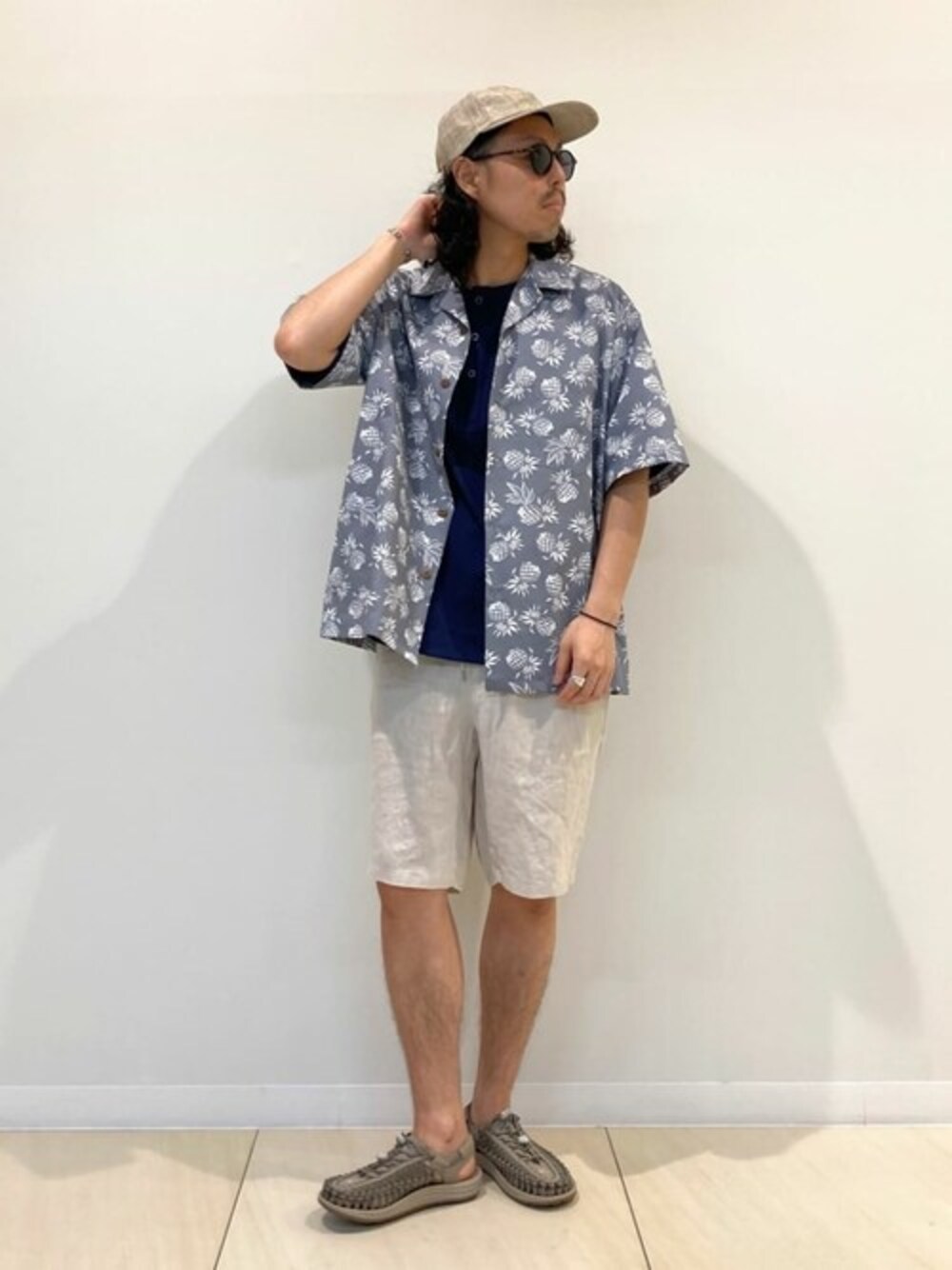 グレー系のシャツ/ブラウス、グレー系のその他パンツ、ブルー系のその他パンツを着用したメンズの夏コーディネートの1枚目の写真