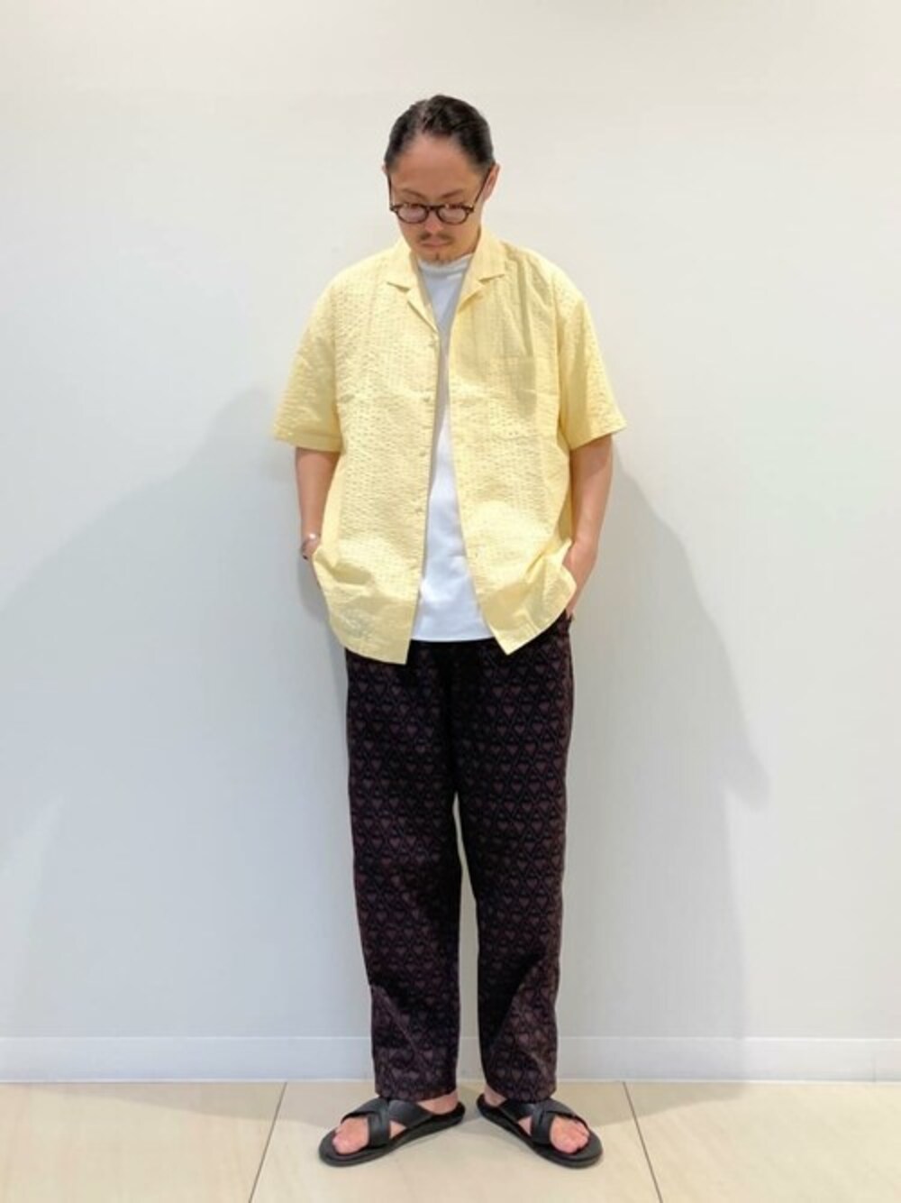 イエロー系のシャツ/ブラウス、ブラウン系のその他パンツを着用したメンズの夏コーディネートの1枚目の写真