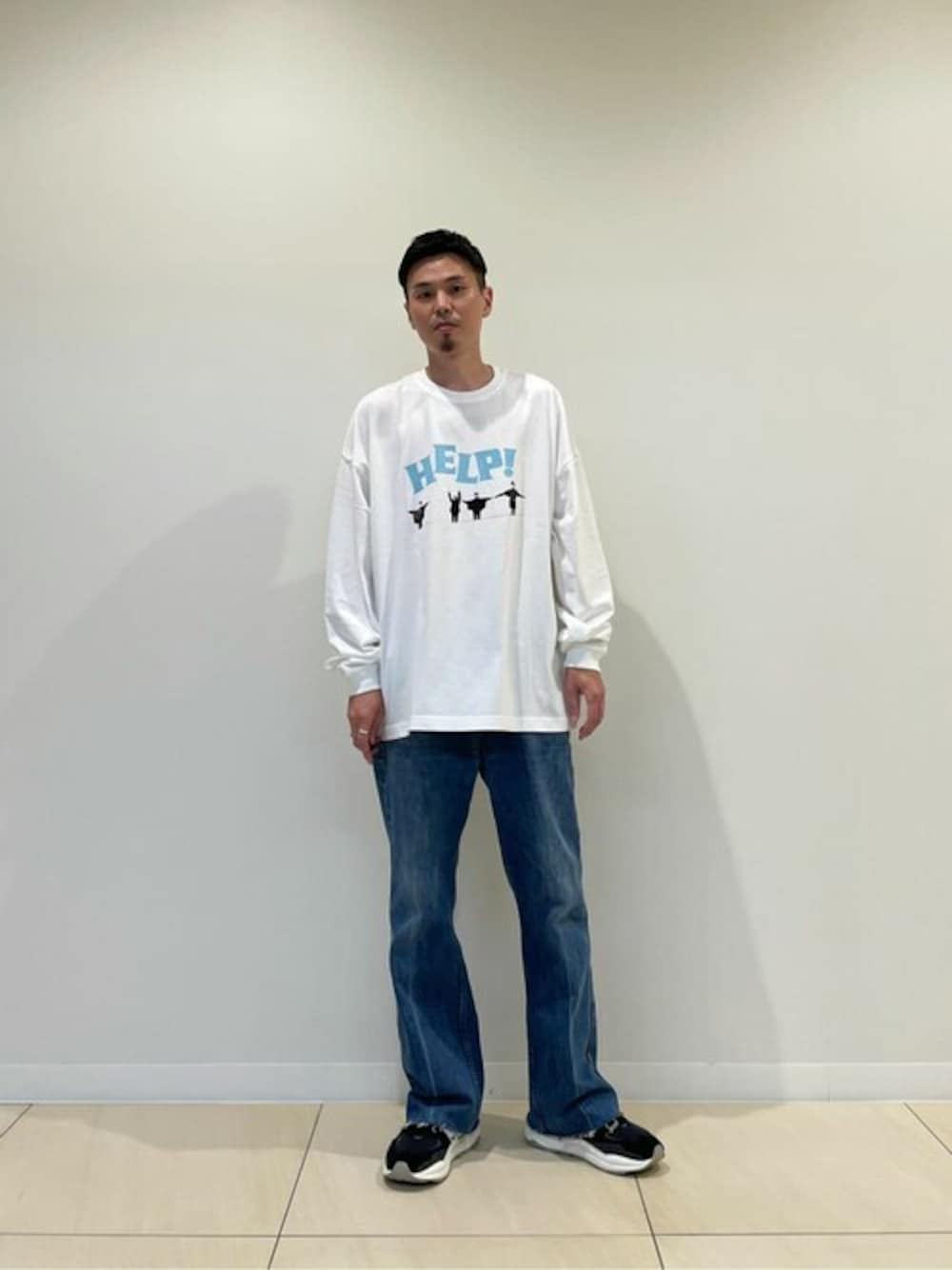 ホワイト系のTシャツ/カットソーを着用したメンズの秋コーディネートの1枚目の写真