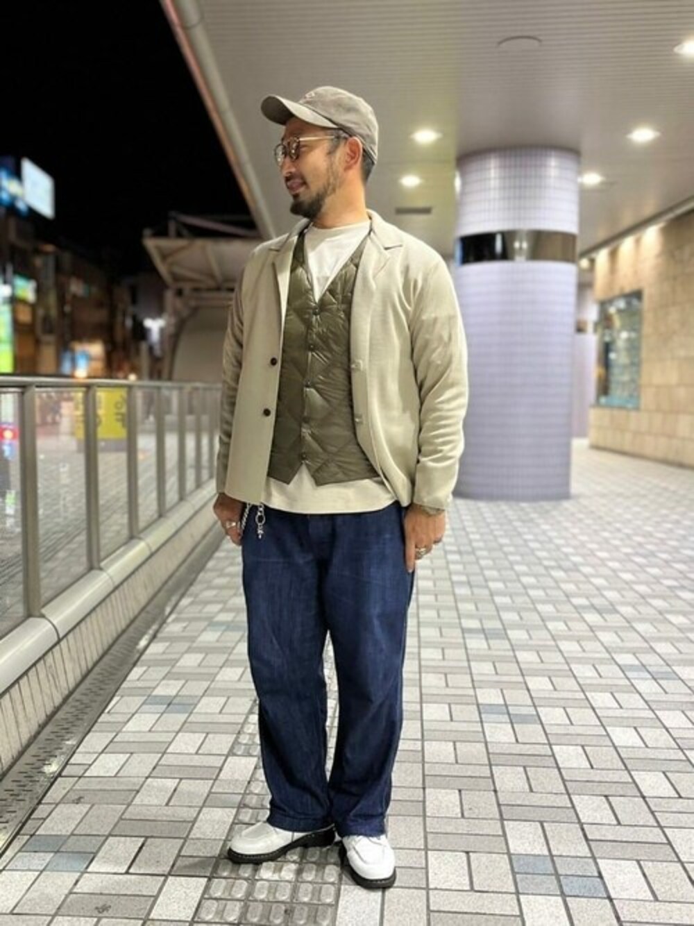 「カーディガン、きれいめコーディネート、休日スタイル、キレイめ、休日コーデ、インナーダウン、ジレ、きれいめカジュアル、爽やかコーデ、カーディガンコーデ」｜「NOLLEY'S goodmanのミラノリブ ラペルカーディガン ニットジャケット（カーディガン/ボレロ、ベージュ系）」を使った、NOLLEYS MENS stylingさん（メンズ・177cm）の秋コーディネートの1枚目の写真