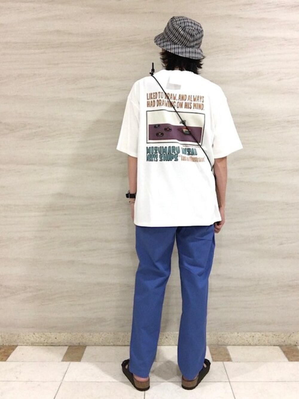 「カジュアル、アウトドアスタイル、シップス、休日スタイル」｜「SHIPSのSHIPS: アート モチーフ プリント Tシャツ 安西水丸（Tシャツ/カットソー、ピンク系）」を使った、桑畑さん（メンズ・175cm）の春コーディネートの1枚目の写真