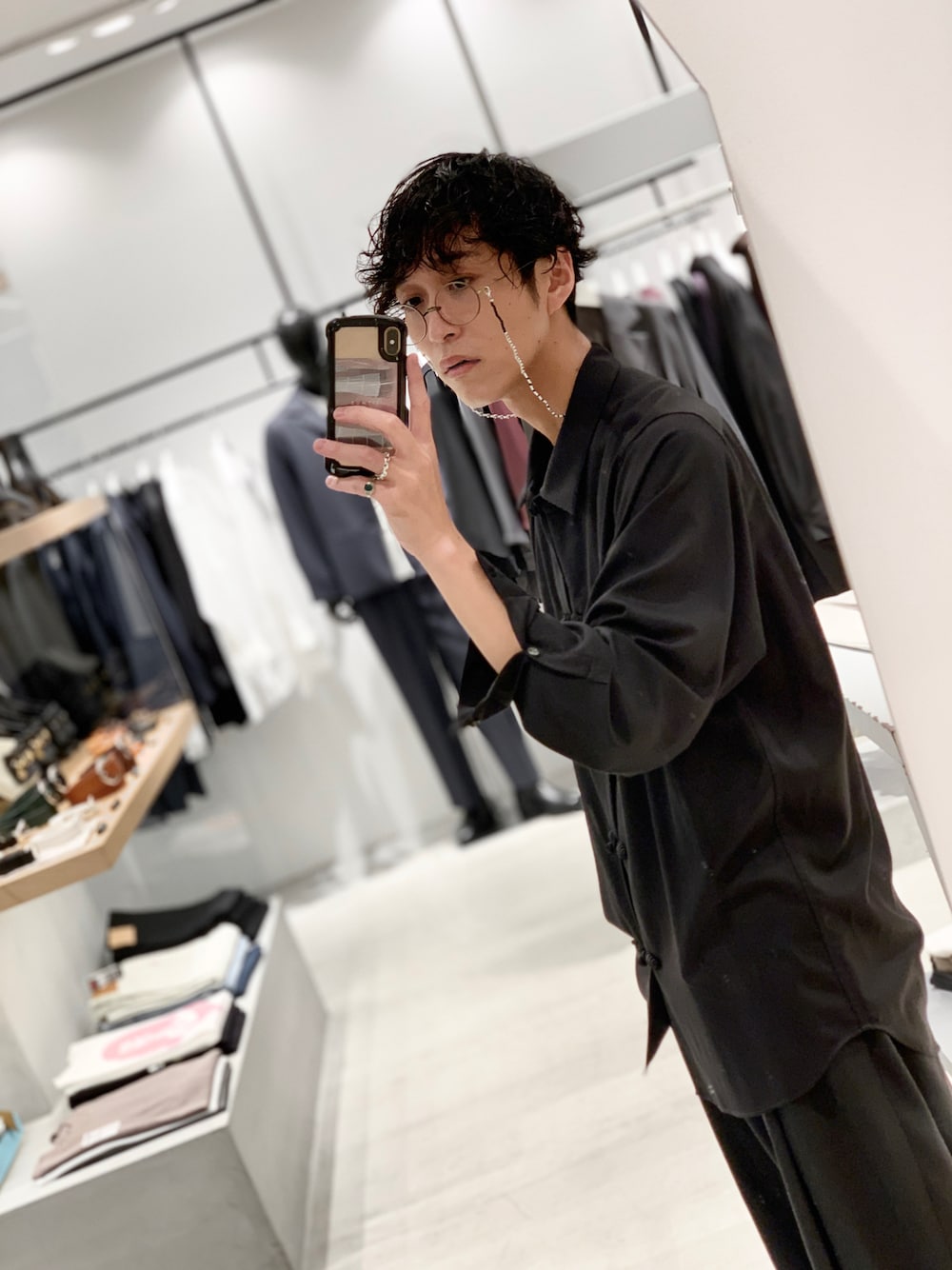 「チャイナシャツ、チャイナ、シャツスタイル、黒シャツ、メガネ男子、Lui's、ルイス(Lui's)、黒、ブラックコーデ、秋コーデ、マスクチェーン、シンプルコーデ、ootd、秋服準備はじめました、黒コーデ」｜「Lui'sのバンブーレーヨンサテンチャイナシャツ（シャツ/ブラウス、ブラック系）」を使った、アライ@youtubeさん（メンズ・176cm）の秋コーディネートの1枚目の写真