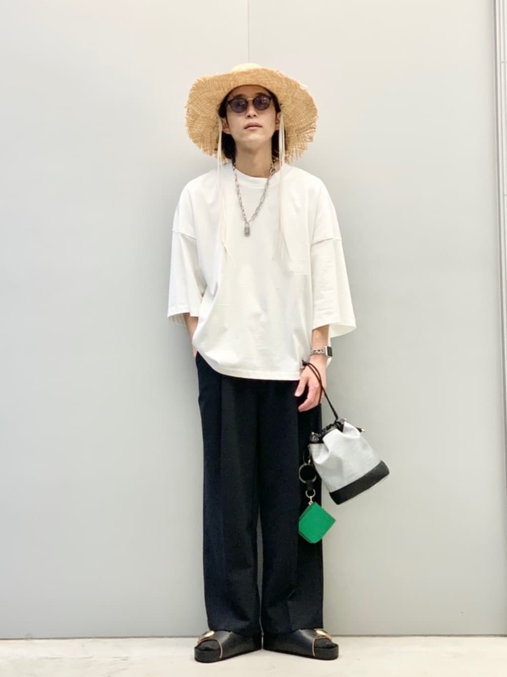 「KIJIMA TAKAYUKI、休日スタイル、ビッグシルエット、スラックス、サンダル、レザーサンダル、ハット、むぎわら帽子、サングラス、白Tシャツ、無地T、ワイドパンツ、Lui's、夏コーデ、夏だ！Tシャツ着よう！」｜「KIJIMA TAKAYUKIの【KIJIMA TAKAYUKI】RAFFIA COW BOY HAT(ハット)（ハット、ベージュ系）」を使った、アライ@youtubeさん（メンズ・176cm）の春コーディネートの1枚目の写真