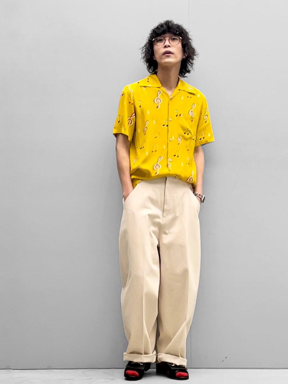「イエロー、淡色コーデ、シャツスタイル、白パンツ、夏コーデ、半袖シャツ、アロハシャツ、柄シャツ、オープンカラーシャツ、黄色、デニム、デニムパンツ、メガネ男子、alohablossom、Lui's」｜「Lui'sのセンタープレスワイドデニム（デニムパンツ、ホワイト系）」を使った、アライ@youtubeさん（メンズ・176cm）の春コーディネートの1枚目の写真