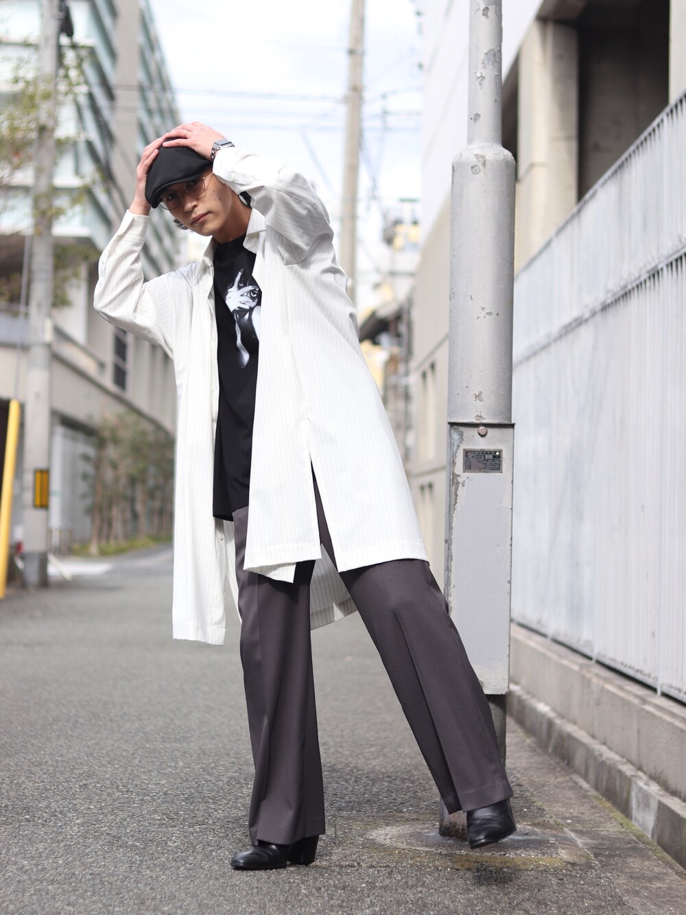 「きれいめカジュアル、モノトーン、ブーツ、スラックス、ビッグシルエット、ロングシャツ、白シャツ、シャツアウター、Lui's、ルイス(Lui's)、センタープレス、ヒールブーツ、ハンチング、メガネ男子、シャツスタイル」｜「Lui'sのストライプサイドスリット ビッグシルエット シャツコート（シャツ/ブラウス、ホワイト系）」を使った、アライ@youtubeさん（メンズ・176cm）の冬コーディネートの2枚目の写真