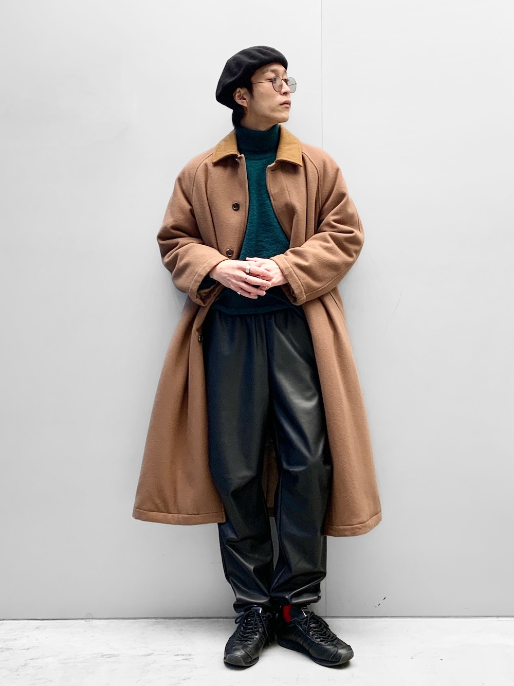 「クリスマスに着たい服、タートルネック、マイベストコーデ2021、ロングコート、カラーニット、あったかコーデ、冬コーデ、メガネ男子、CLANE、レザーパンツ、Lui's、グリーン、コートスタイル、ステンカラーコート、ベレー帽」｜「CPHの【CPH / シープラスヘッドウェア】Wool Beret(ウールベレー)（ハンチング/ベレー帽、ブラック系）」を使った、アライ@youtubeさん（メンズ・176cm）の冬コーディネートの1枚目の写真