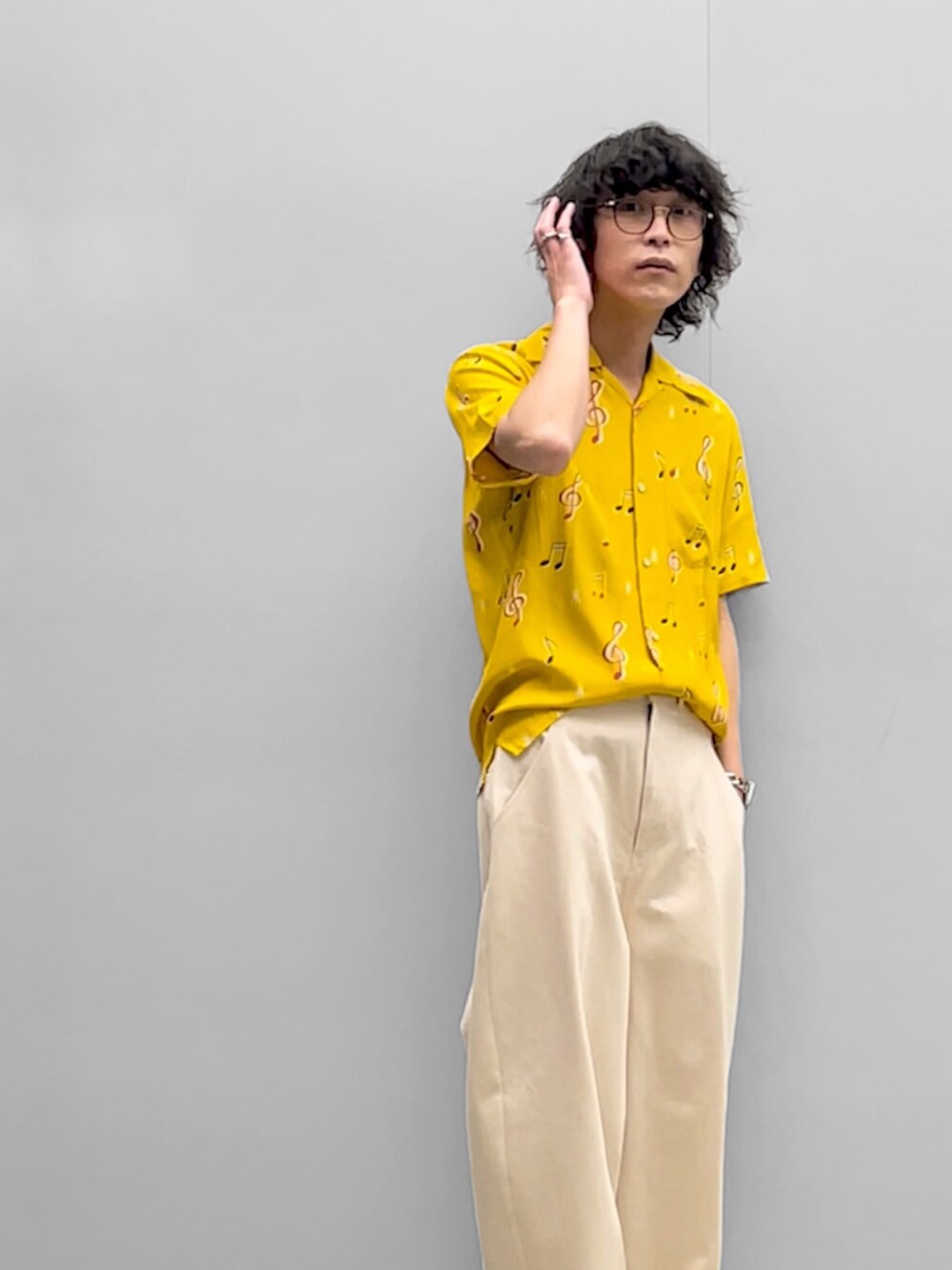 「イエロー、淡色コーデ、シャツスタイル、白パンツ、夏コーデ、半袖シャツ、アロハシャツ、柄シャツ、オープンカラーシャツ、黄色、デニム、デニムパンツ、メガネ男子、alohablossom、Lui's」｜「Lui'sのセンタープレスワイドデニム（デニムパンツ、ホワイト系）」を使った、アライ@youtubeさん（メンズ・176cm）の春コーディネートの3枚目の写真