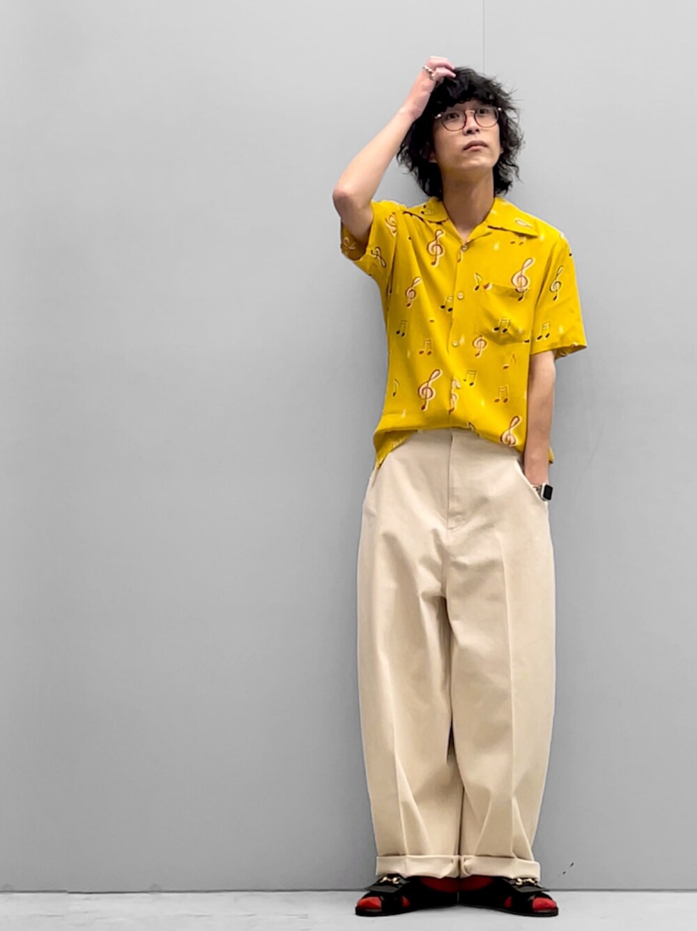 「イエロー、淡色コーデ、シャツスタイル、白パンツ、夏コーデ、半袖シャツ、アロハシャツ、柄シャツ、オープンカラーシャツ、黄色、デニム、デニムパンツ、メガネ男子、alohablossom、Lui's」｜「Lui'sのセンタープレスワイドデニム（デニムパンツ、ホワイト系）」を使った、アライ@youtubeさん（メンズ・176cm）の春コーディネートの2枚目の写真
