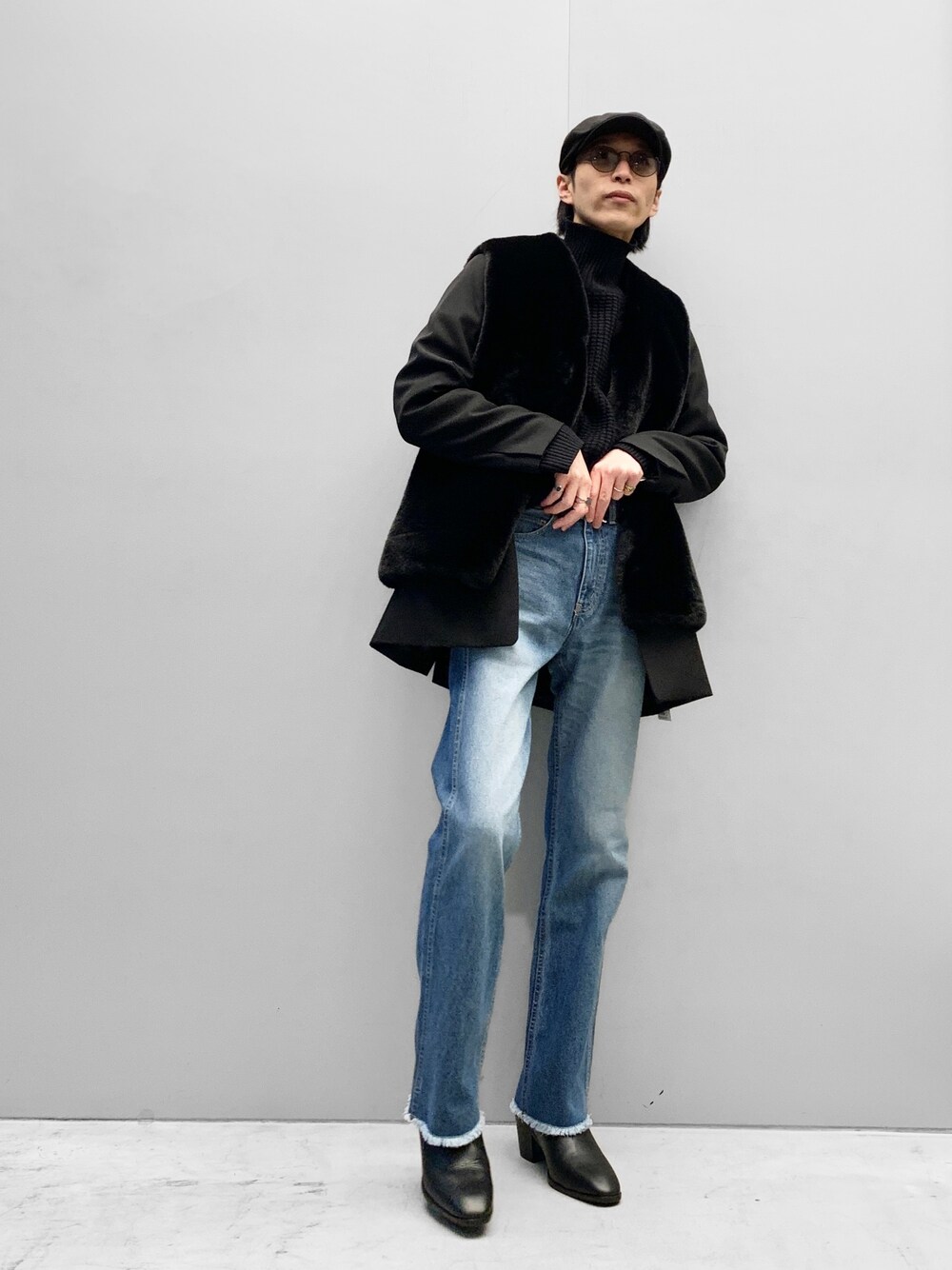 「タートルネック、ブーツ、ヒールブーツ、革靴、フレアパンツ、フレアデニム、デニム、ファー、テーラードジャケット、ハンチング、Lui's、ルイス(Lui's)、メガネ男子、マイベストコーデ2021、冬コーデ」｜「Lui'sのショート ハイネックニット（ニット/セーター、ブラック系）」を使った、アライ@youtubeさん（メンズ・176cm）の冬コーディネートの1枚目の写真