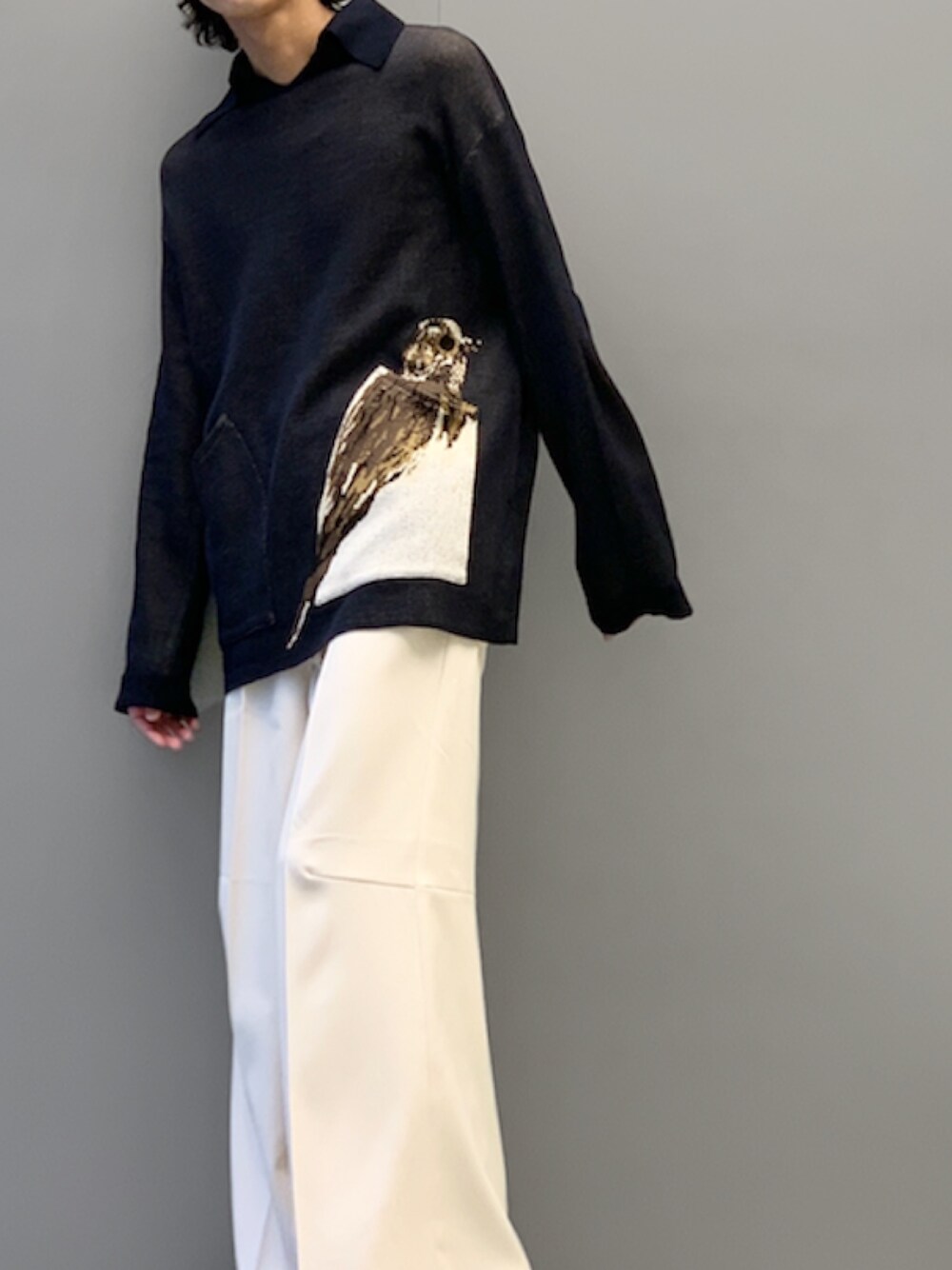 「春服みてみて、春ニット、春服、白パンツ、白パンツコーデ、SHINYAKOZUKA、SHINYA KOZUKA、Lui's、メガネ男子、春コーデ、革靴、柄ニット、キャスケット、ルイス(Lui's)、ワイドパンツ」｜「SHINYAKOZUKAの【SHINYA KOZUKA / シンヤコヅカ】22SS NEST(セーター)（ニット/セーター、ブラック系）」を使った、アライ@youtubeさん（メンズ・176cm）の春コーディネートの3枚目の写真
