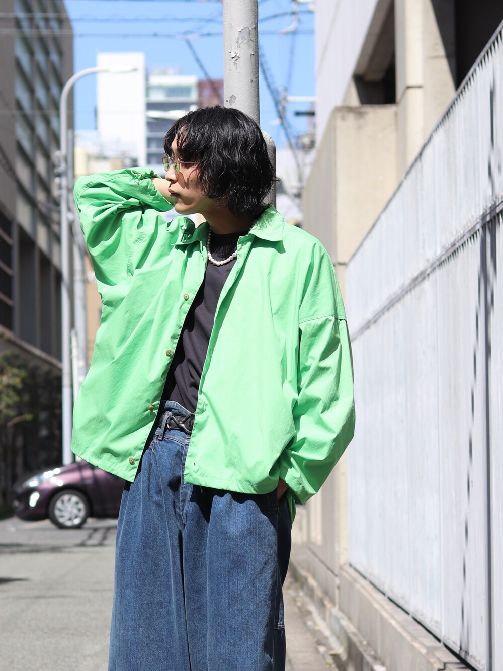 「URU、URU TOKYO、はじめましてコーデ、Essay、ビッグシルエット、淡色コーデ、シャツスタイル、グリーン、ワイドパンツ、ストリートコーデ、春アウター、春、パールネックレス、デニム、Lui's」｜「Preekの【Preek/プリーク】丸パール大 ネックレス（ネックレス、ホワイト系）」を使った、アライ@youtubeさん（メンズ・176cm）の春コーディネートの4枚目の写真