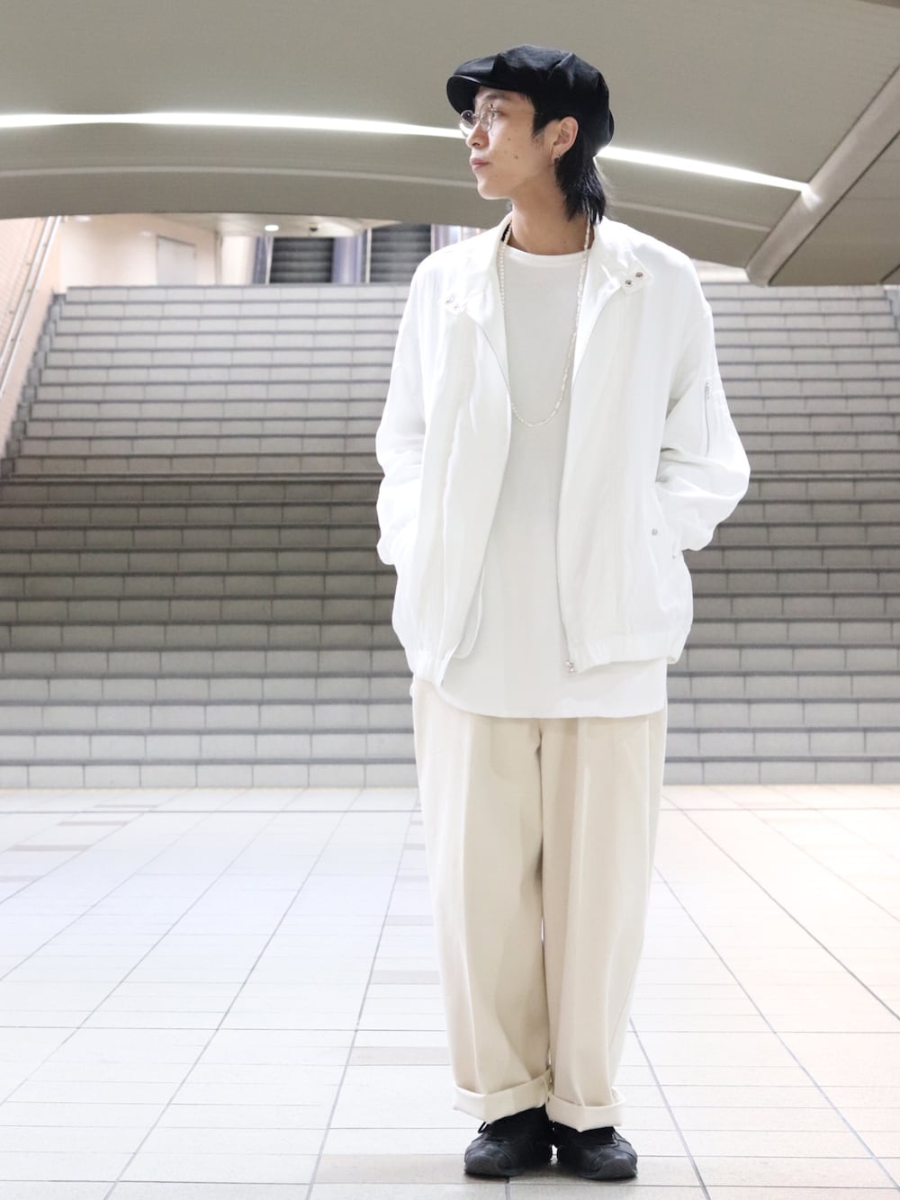 「バルーンパンツ、デニム、リラックススタイル、春アウター、春コーデ、MA-1、ホワイトコーデ、エクリュ、オールホワイト、白パンツ、Lui's、ルイス(Lui's)、ワイドパンツ、春カラー、デニムパンツ」｜「Lui'sの【SILLIS/シリス】 ビッグMA-1（ブルゾン、ホワイト系）」を使った、アライ@youtubeさん（メンズ・176cm）の春コーディネートの1枚目の写真