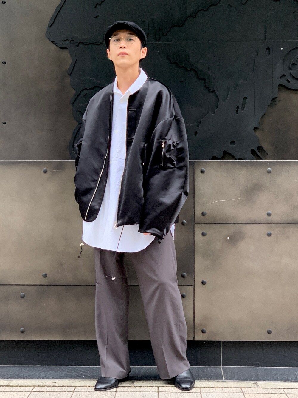 「MA-1、白シャツ、Coming soon...、秋コーデ、ブルゾン、オーバーサイズ、ビッグシルエット、SHINYA KOZUKA、SHINYAKOZUKA、iTTi、革靴、Lui's、モノトーンコーデ、モノトーン、ハンチング」｜「ITTIの【ITTI / イッチ】Back Satin MA-1 ITTI Exclusive（ブルゾン、ブラック系）」を使った、アライ@youtubeさん（メンズ・176cm）の夏コーディネートの1枚目の写真
