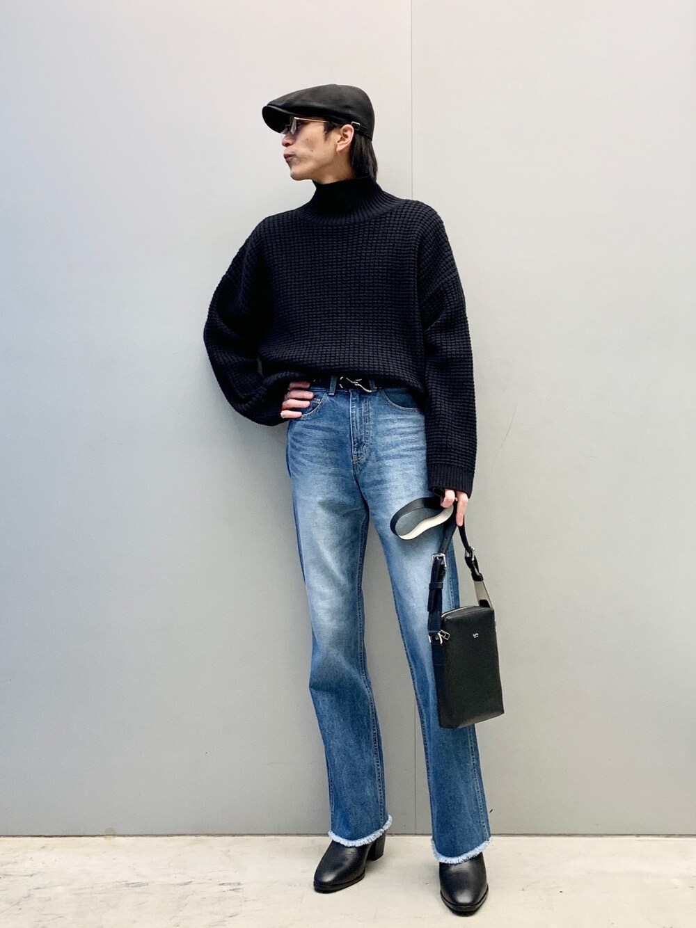 「厚底シューズ、シンプルコーデ、タートルネック、ミニバッグ、ブーツ、マイベストコーデ2021、フレアパンツ、ヒールブーツ、デニムコーデ、デニム、黒タートルネック、Lui's、ルイス(Lui's)、ショルダーバッグ、タックイン」｜「Lui'sのショート ハイネックニット（ニット/セーター、ブラック系）」を使った、アライ@youtubeさん（メンズ・176cm）の冬コーディネートの1枚目の写真