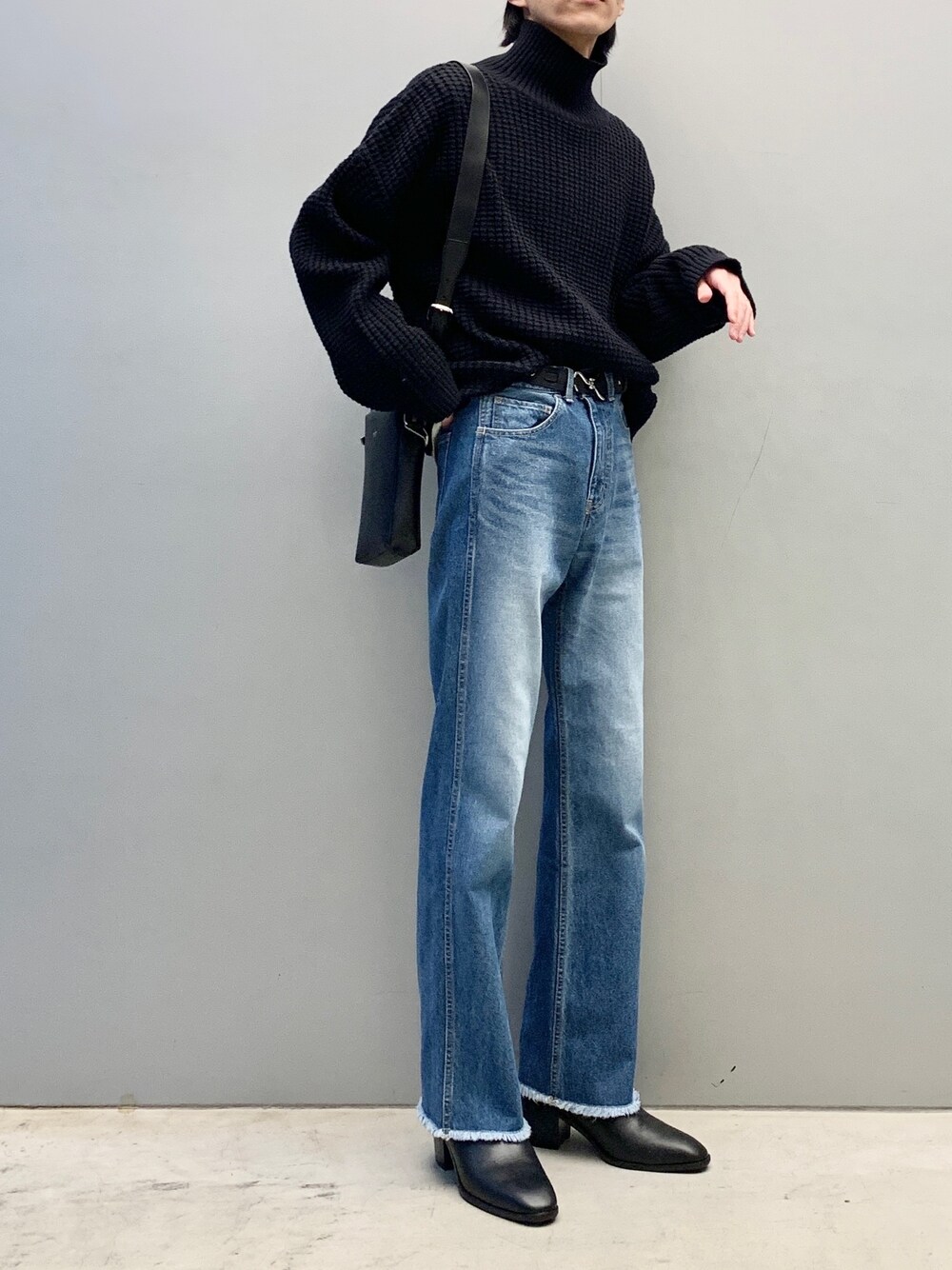 「厚底シューズ、シンプルコーデ、タートルネック、ミニバッグ、ブーツ、マイベストコーデ2021、フレアパンツ、ヒールブーツ、デニムコーデ、デニム、黒タートルネック、Lui's、ルイス(Lui's)、ショルダーバッグ、タックイン」｜「Lui'sのショート ハイネックニット（ニット/セーター、ブラック系）」を使った、アライ@youtubeさん（メンズ・176cm）の冬コーディネートの2枚目の写真