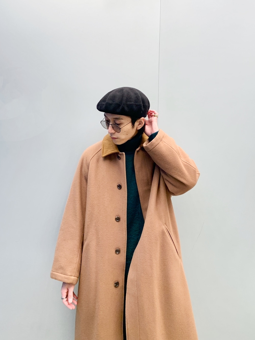 「クリスマスに着たい服、タートルネック、マイベストコーデ2021、ロングコート、カラーニット、あったかコーデ、冬コーデ、メガネ男子、CLANE、レザーパンツ、Lui's、グリーン、コートスタイル、ステンカラーコート、ベレー帽」｜「CPHの【CPH / シープラスヘッドウェア】Wool Beret(ウールベレー)（ハンチング/ベレー帽、ブラック系）」を使った、アライ@youtubeさん（メンズ・176cm）の冬コーディネートの2枚目の写真