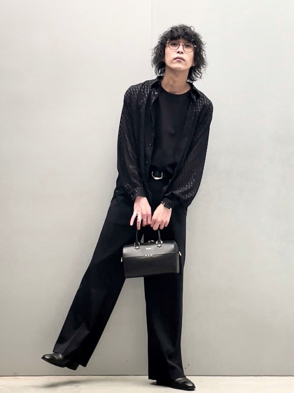 「オールブラック、黒、ボストンバッグ、ミニボストン、ハンドバッグ、スラックス、シャツスタイル、春夏コーデ、革靴、シアーシャツ、シアートップス、クルニ、CULLNI、メガネ男子、タックイン」｜「Lui'sのジャガードシアーボリュームシャツ（シャツ/ブラウス、ブラック系）」を使った、アライ@youtubeさん（メンズ・176cm）の春コーディネートの1枚目の写真