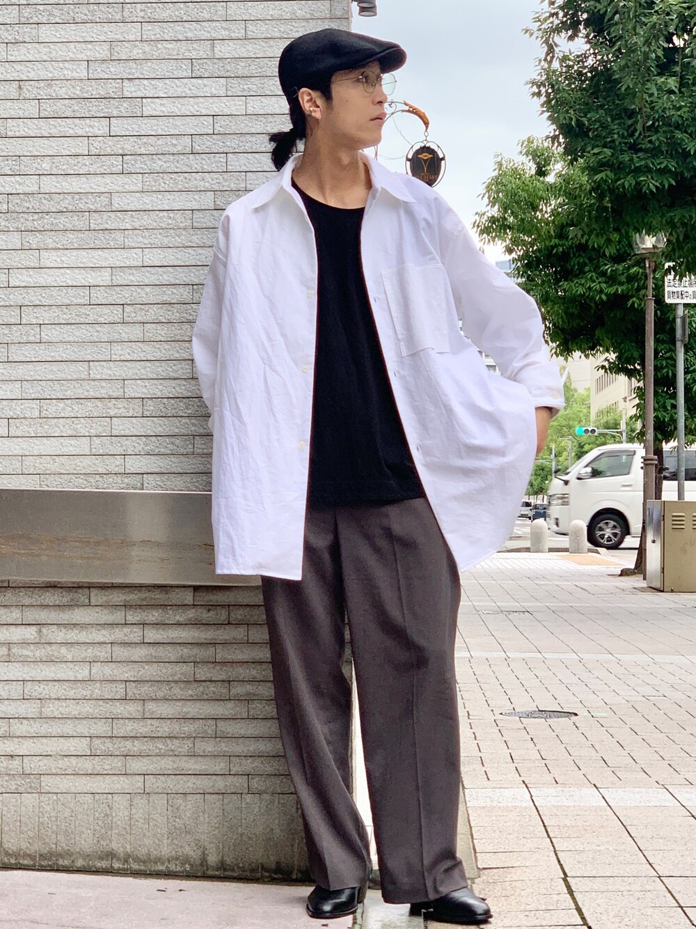 「SHINYA KOZUKA、SHINYAKOZUKA、白シャツ、シャツスタイル、シャツ、きれいめカジュアル、シンプルコーデ、シンプル、モノトーンコーデ、Lui's、スラックス、ワイドパンツ、ハンチング、オーバーサイズ、革靴」｜「Lui'sの【SHINYAKOZUKA】HIS SHIRT（シャツ/ブラウス、ホワイト系）」を使った、アライ@youtubeさん（メンズ・176cm）の夏コーディネートの1枚目の写真