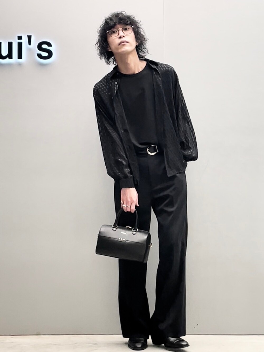 「オールブラック、黒、ボストンバッグ、ミニボストン、ハンドバッグ、スラックス、シャツスタイル、春夏コーデ、革靴、シアーシャツ、シアートップス、クルニ、CULLNI、メガネ男子、タックイン」｜「Lui'sのジャガードシアーボリュームシャツ（シャツ/ブラウス、ブラック系）」を使った、アライ@youtubeさん（メンズ・176cm）の春コーディネートの2枚目の写真
