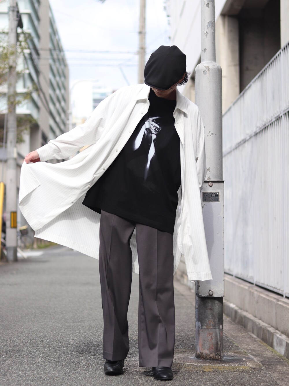 「きれいめカジュアル、モノトーン、ブーツ、スラックス、ビッグシルエット、ロングシャツ、白シャツ、シャツアウター、Lui's、ルイス(Lui's)、センタープレス、ヒールブーツ、ハンチング、メガネ男子、シャツスタイル」｜「Lui'sのストライプサイドスリット ビッグシルエット シャツコート（シャツ/ブラウス、ホワイト系）」を使った、アライ@youtubeさん（メンズ・176cm）の冬コーディネートの3枚目の写真