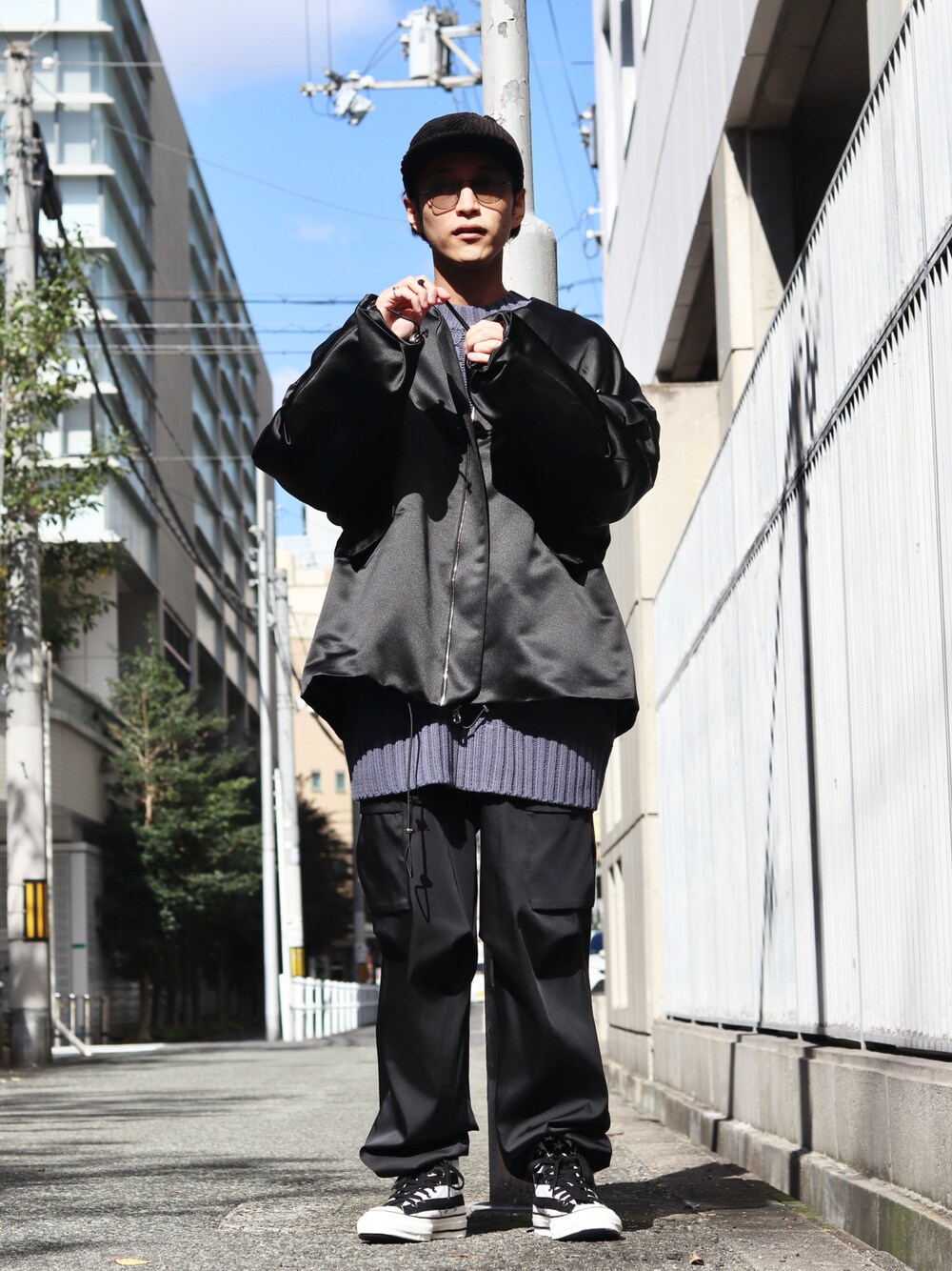 「ストリート、ストリートMIX、MA-1、ブラック、スニーカー、ビッグシルエット、メガネ男子、サングラス、Lui's、コンバース、ブラックコーデ、キャップ、カーゴパンツ、スニーカーコーデ、ハイカットスニーカー」｜「ITTIの【ITTI / イッチ】Back Satin MA-1 ITTI Exclusive（ブルゾン、ブラック系）」を使った、アライ@youtubeさん（メンズ・176cm）の秋コーディネートの1枚目の写真
