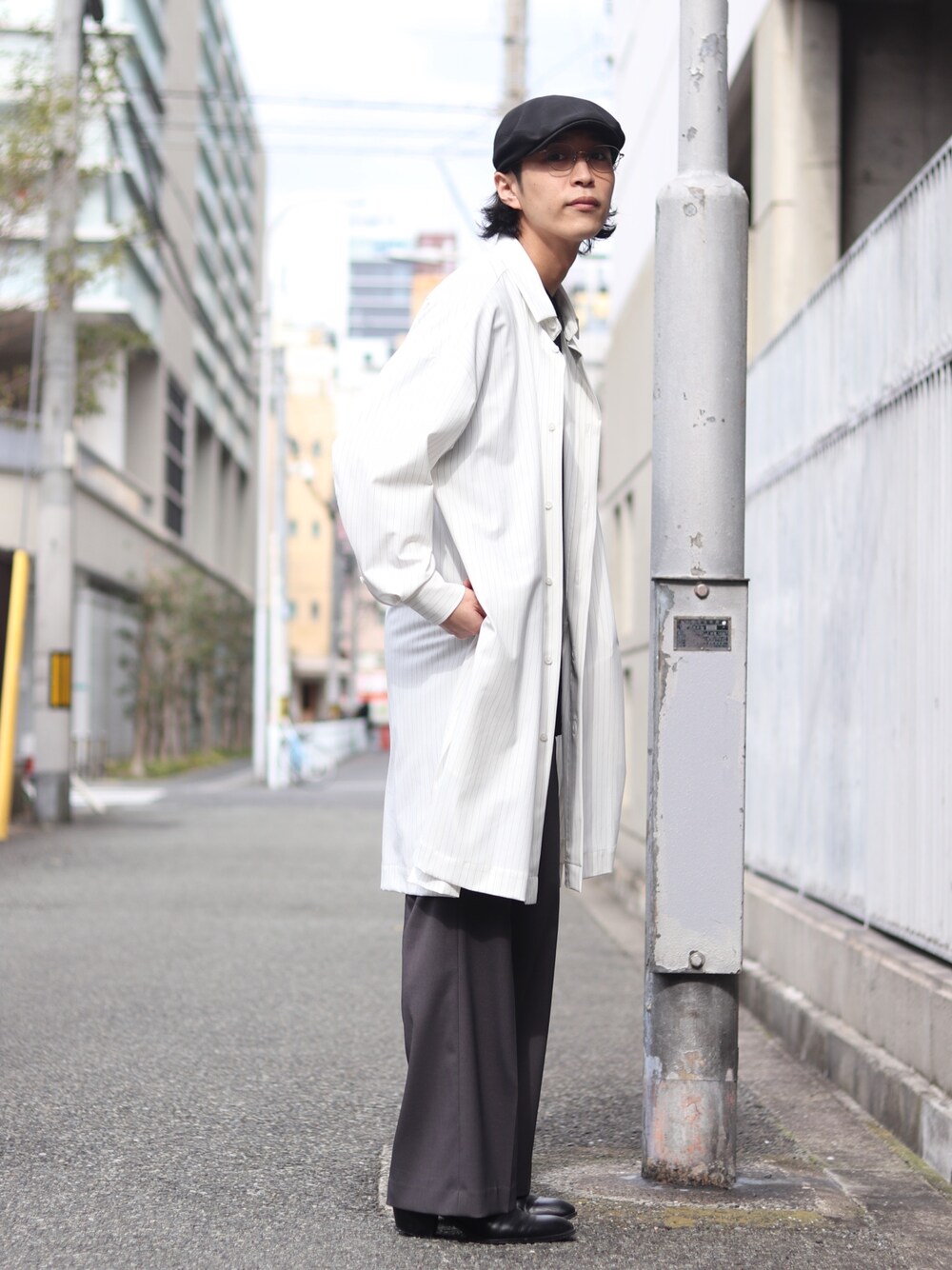 「きれいめカジュアル、モノトーン、ブーツ、スラックス、ビッグシルエット、ロングシャツ、白シャツ、シャツアウター、Lui's、ルイス(Lui's)、センタープレス、ヒールブーツ、ハンチング、メガネ男子、シャツスタイル」｜「Lui'sのストライプサイドスリット ビッグシルエット シャツコート（シャツ/ブラウス、ホワイト系）」を使った、アライ@youtubeさん（メンズ・176cm）の冬コーディネートの1枚目の写真