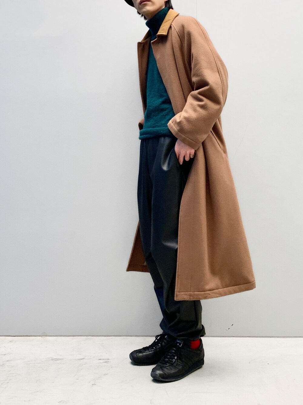 「クリスマスに着たい服、タートルネック、マイベストコーデ2021、ロングコート、カラーニット、あったかコーデ、冬コーデ、メガネ男子、CLANE、レザーパンツ、Lui's、グリーン、コートスタイル、ステンカラーコート、ベレー帽」｜「CPHの【CPH / シープラスヘッドウェア】Wool Beret(ウールベレー)（ハンチング/ベレー帽、ブラック系）」を使った、アライ@youtubeさん（メンズ・176cm）の冬コーディネートの3枚目の写真