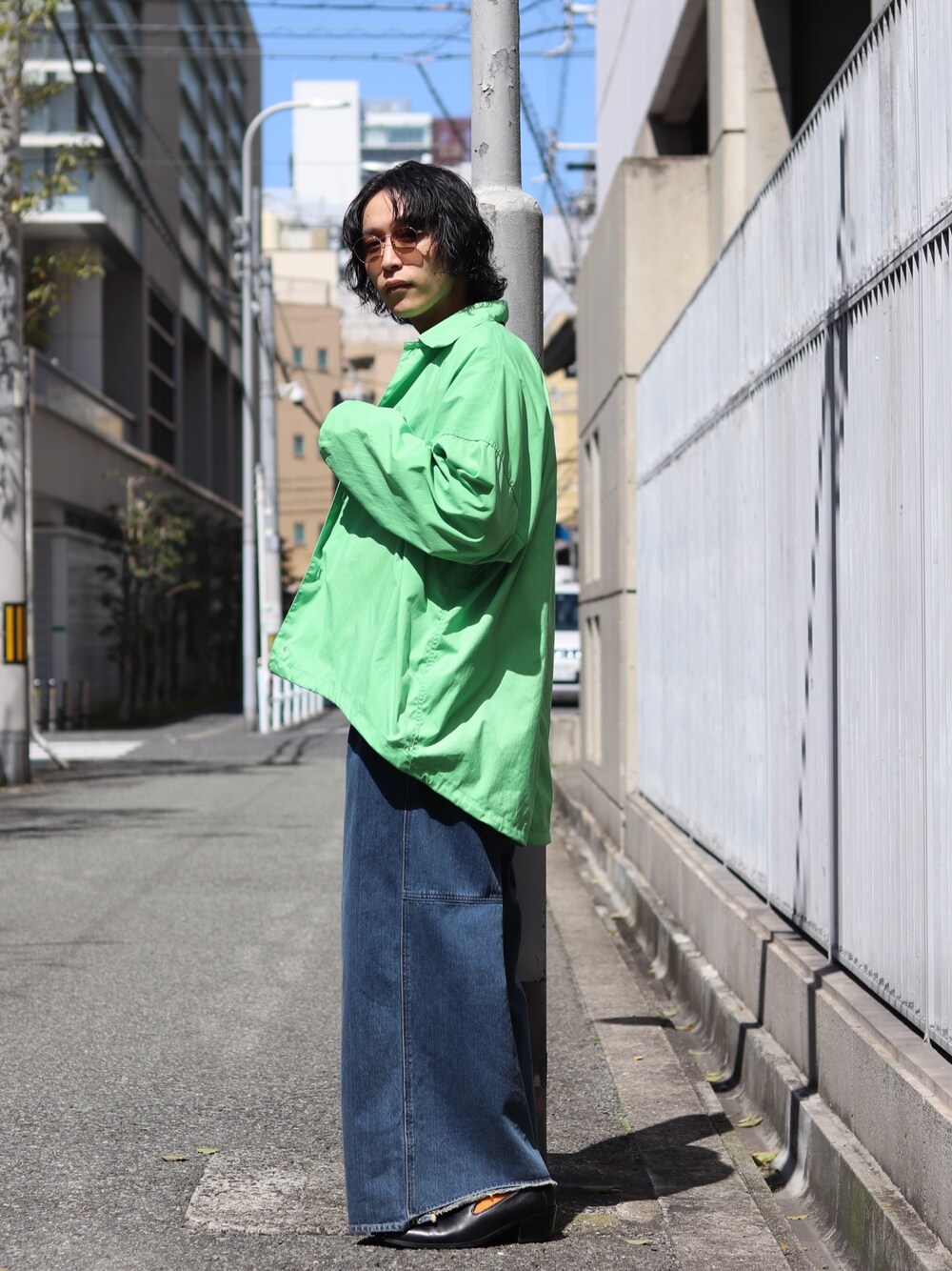 「URU、URU TOKYO、はじめましてコーデ、Essay、ビッグシルエット、淡色コーデ、シャツスタイル、グリーン、ワイドパンツ、ストリートコーデ、春アウター、春、パールネックレス、デニム、Lui's」｜「Preekの【Preek/プリーク】丸パール大 ネックレス（ネックレス、ホワイト系）」を使った、アライ@youtubeさん（メンズ・176cm）の春コーディネートの3枚目の写真