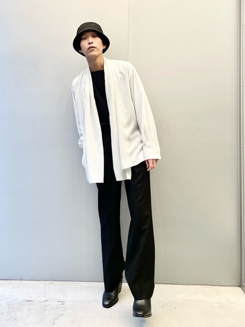 「LAD MUSICIAN、モード、ヒールブーツ、バケットハット、ブーツ、革靴、Lui's、ルイス(Lui's)、黒スラックス、スラックス、白シャツ、シャツスタイル、ネクタイ、モノトーンコーデ、秋のコーデ」｜「LAD MUSICIANのアイテム（シャツ/ブラウス、ホワイト系）」を使った、アライ@youtubeさん（メンズ・176cm）の秋コーディネートの1枚目の写真