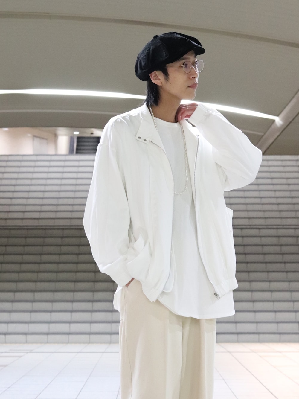 「バルーンパンツ、デニム、リラックススタイル、春アウター、春コーデ、MA-1、ホワイトコーデ、エクリュ、オールホワイト、白パンツ、Lui's、ルイス(Lui's)、ワイドパンツ、春カラー、デニムパンツ」｜「Lui'sの【SILLIS/シリス】 ビッグMA-1（ブルゾン、ホワイト系）」を使った、アライ@youtubeさん（メンズ・176cm）の春コーディネートの4枚目の写真