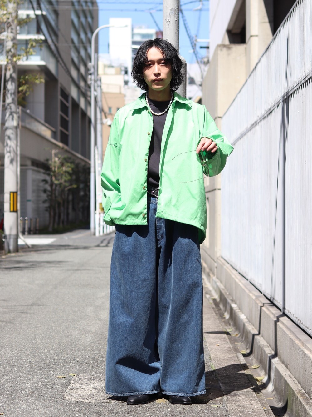 「URU、URU TOKYO、はじめましてコーデ、Essay、ビッグシルエット、淡色コーデ、シャツスタイル、グリーン、ワイドパンツ、ストリートコーデ、春アウター、春、パールネックレス、デニム、Lui's」｜「Preekの【Preek/プリーク】丸パール大 ネックレス（ネックレス、ホワイト系）」を使った、アライ@youtubeさん（メンズ・176cm）の春コーディネートの1枚目の写真