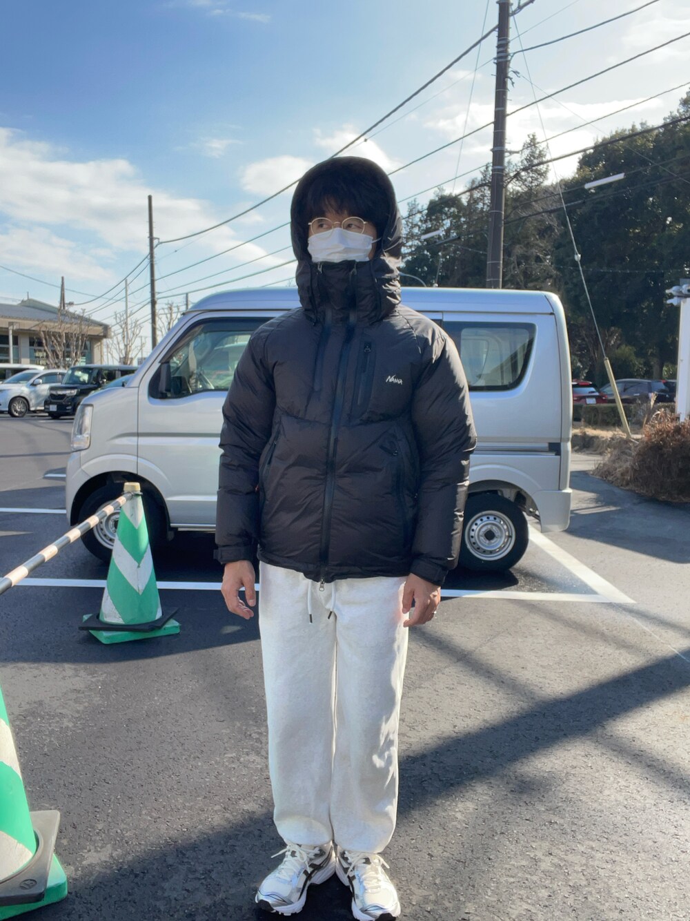 「真冬のあったかスタイル、NANGA、ダウンジャケット、GU、asics、GEL KAYANO 14」｜「GUのアイテム（スウェットパンツ、ホワイト系）」を使った、NOSERIDERRR さん（メンズ・165cm）の冬コーディネートの1枚目の写真