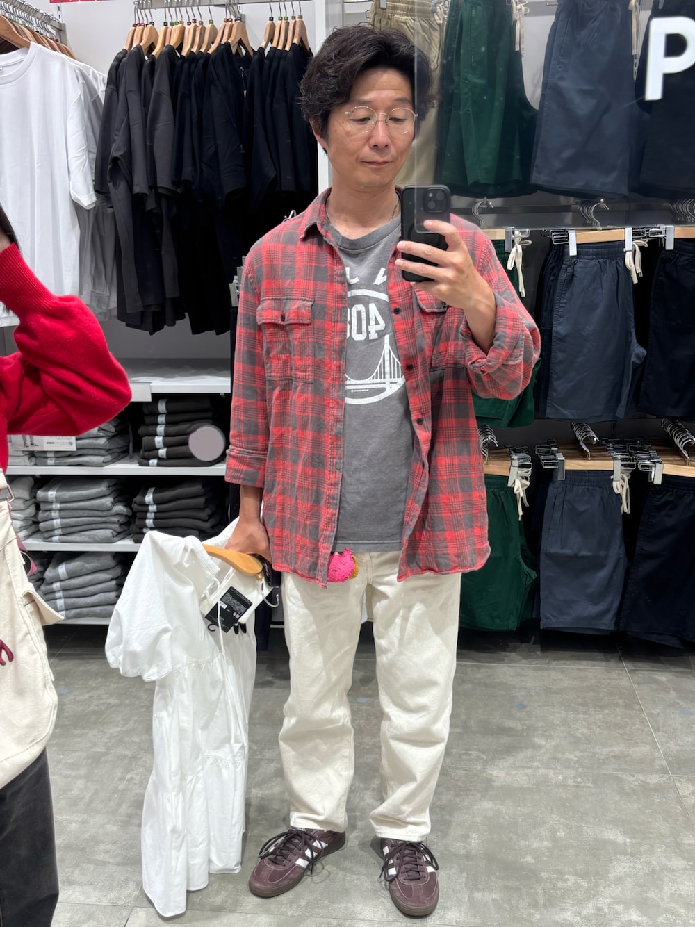 「アメカジ、無印良品、H&M、adidas originals、HANDBALLSPEZIAL」｜「H&Mのアイテム（シャツ/ブラウス、レッド系）」を使った、NOSERIDERRR さん（骨格ウェーブ・メンズ・165cm）の春コーディネートの1枚目の写真