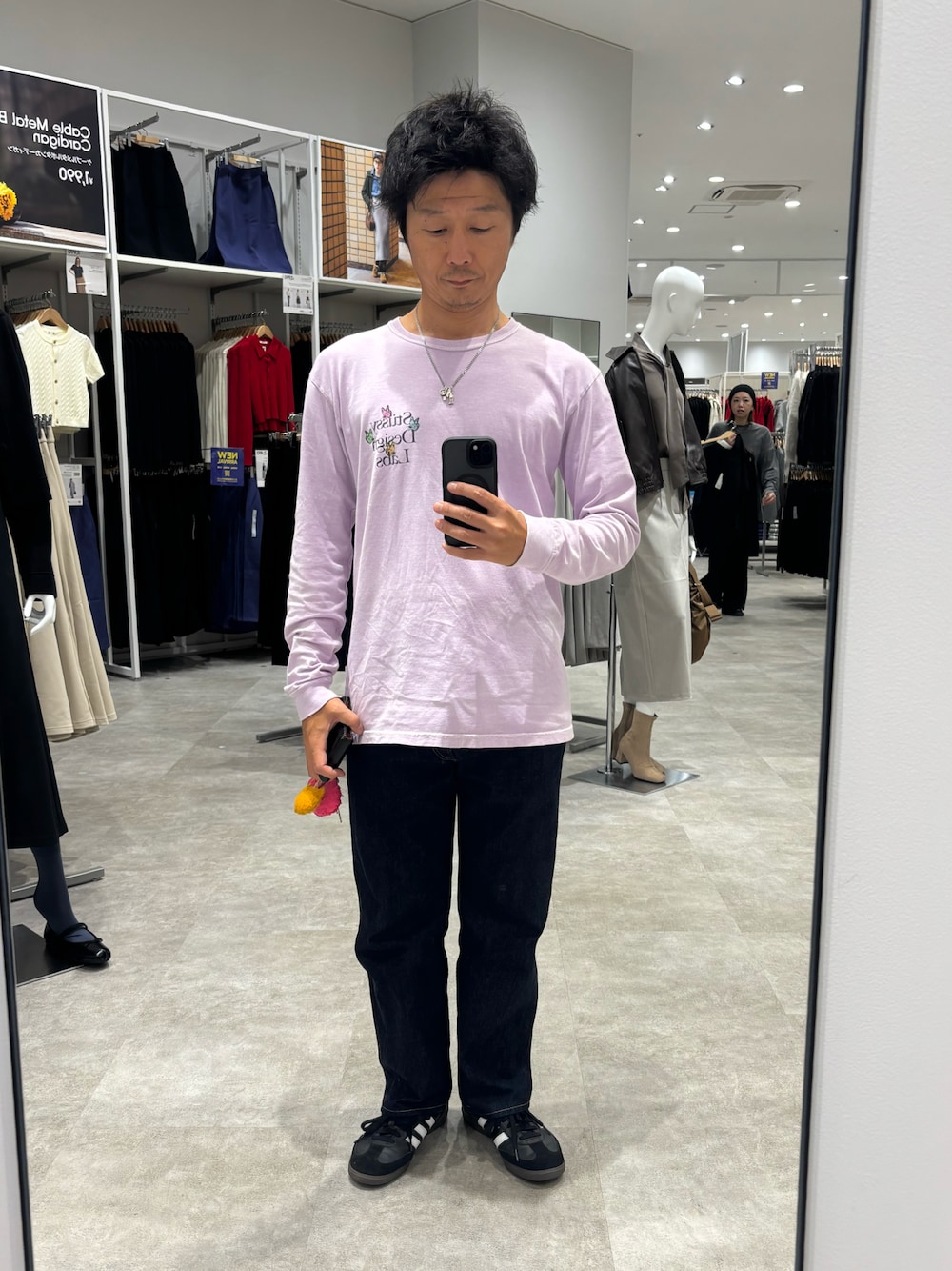 パープル系のTシャツ/カットソー、ブルー系のデニムパンツ、ブラック系のスニーカーを着用したメンズの秋コーディネートの1枚目の写真