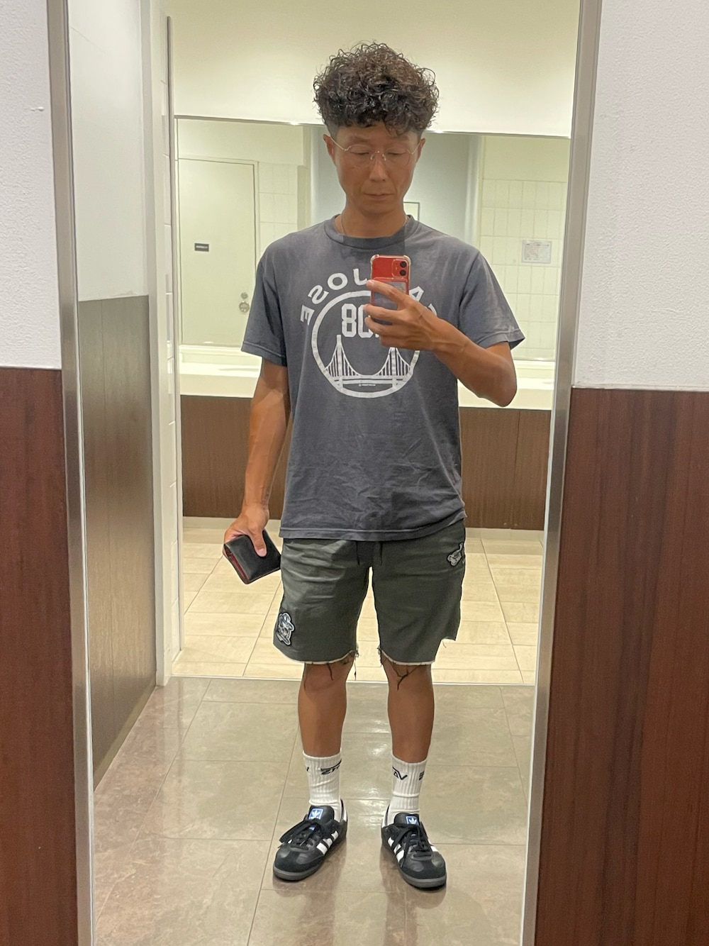 「夏コーデ、夏、大人カジュアル、Tシャツ、ヴィンテージ、rvca、ボードショーツ、海パン、adidas、アディダス、adidas samba」｜「RVCAのアイテム（水着、グレー系）」を使った、NOSERIDERRR さん（メンズ・165cm）の夏コーディネートの1枚目の写真