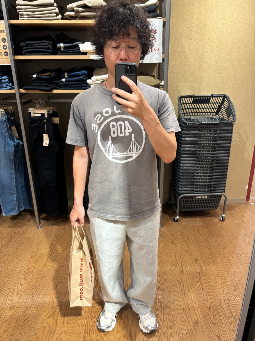 「古着、UNIQLO C、ワイドスウェットパンツ、スウェットパンツ、asics、GEL KAYANO 14」｜「UNIQLOのアイテム（スウェットパンツ、グレー系）」を使った、NOSERIDERRR さん（メンズ・165cm）の春コーディネートの1枚目の写真