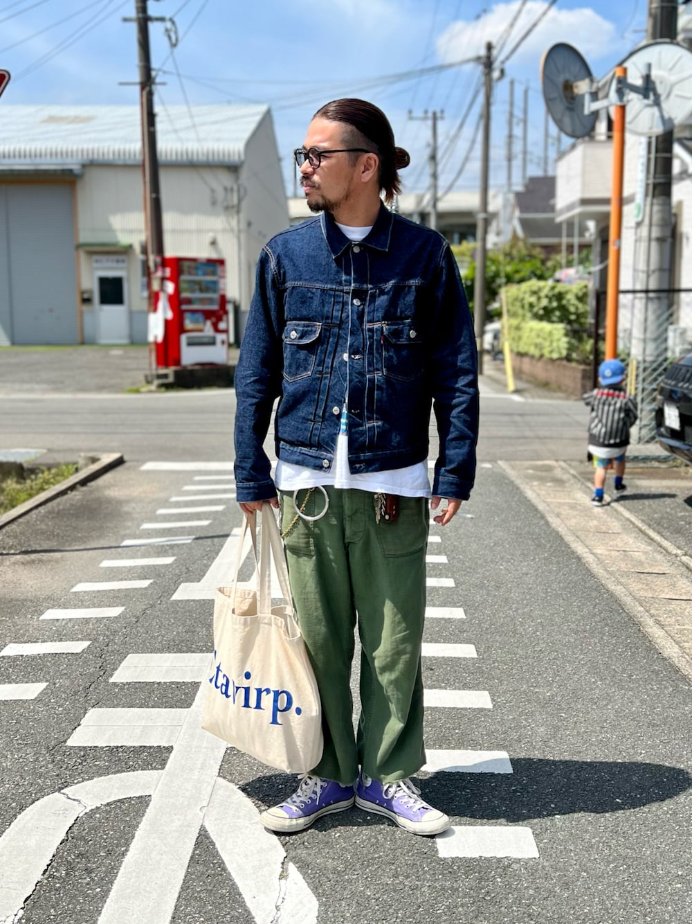 ブルー系のデニムジャケット、ホワイト系のTシャツ/カットソー、グリーン系のパンツを着用したメンズの春コーディネートの1枚目の写真