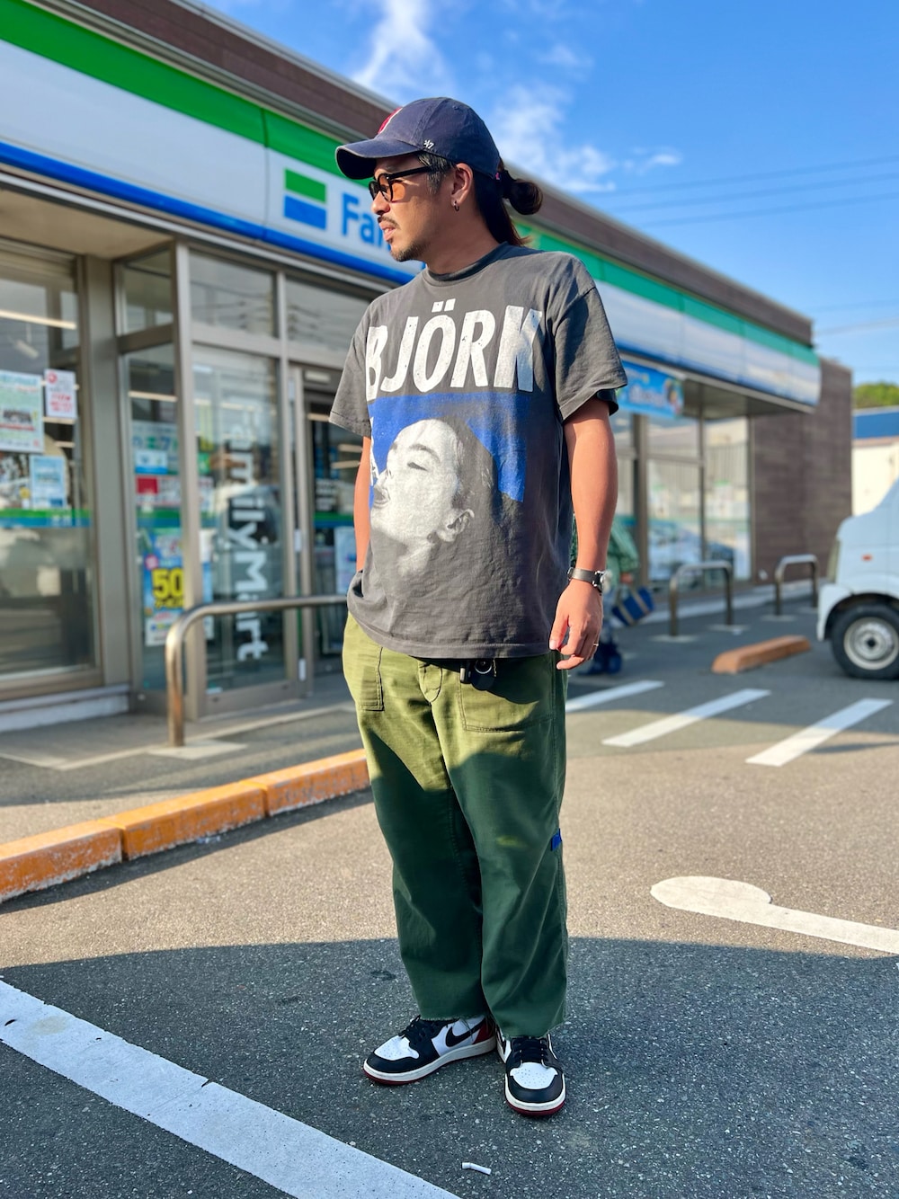 「夏ルックで気分アップ、サングラス、夏ファッション、Tシャツコーデ、夏コーデ、夏だ！Tシャツ着よう！、ファッションの力を信じよう、オトナカジュアル、ベイカーパンツ、björk、ヴィンテージ、vintage、ミリタリー、AIR JORDAN、エアジョーダン」｜「US ARMYのヴィンテージベイカーパンツ（パンツ、グリーン系）」を使った、にいるさん（メンズ・178cm）の夏コーディネートの1枚目の写真