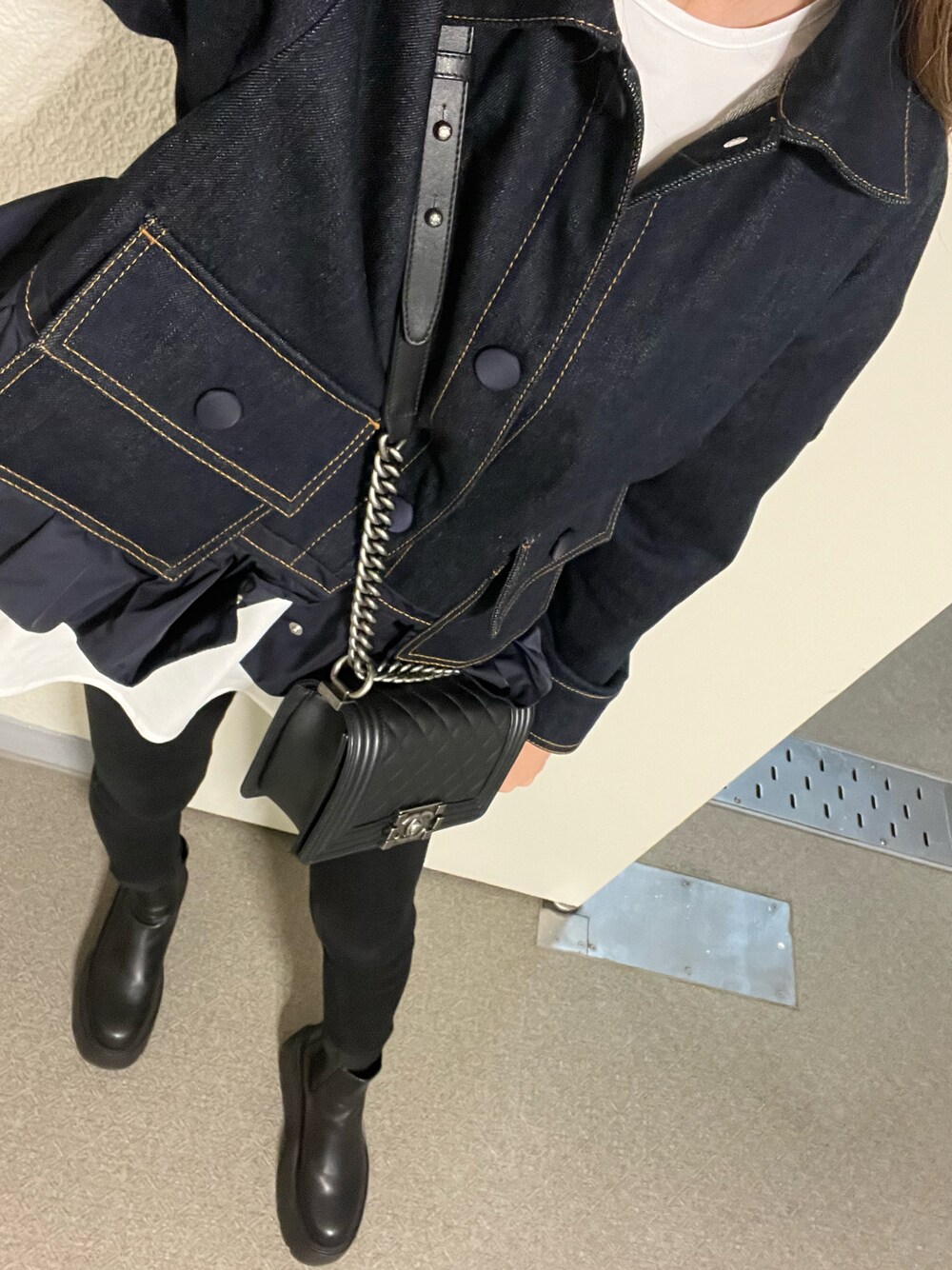 MONCLERのデニムジャケットを使ったレディース人気ファッション