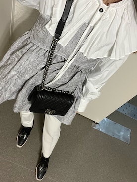 CHANELのショルダーバッグを使った人気ファッション