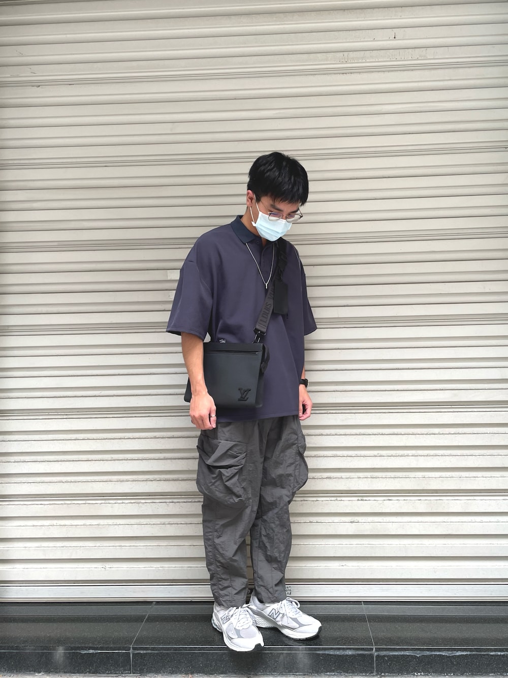 「ootd、夏、街頭穿搭、球鞋、休閒、New Balance、2002R、日系極簡、wallofsound、LouisVuitton、Tissot」｜「NEW BALANCEのアイテム（シューズ、シルバー系）」を使った、Felixさん（メンズ・172cm）の夏コーディネートの1枚目の写真